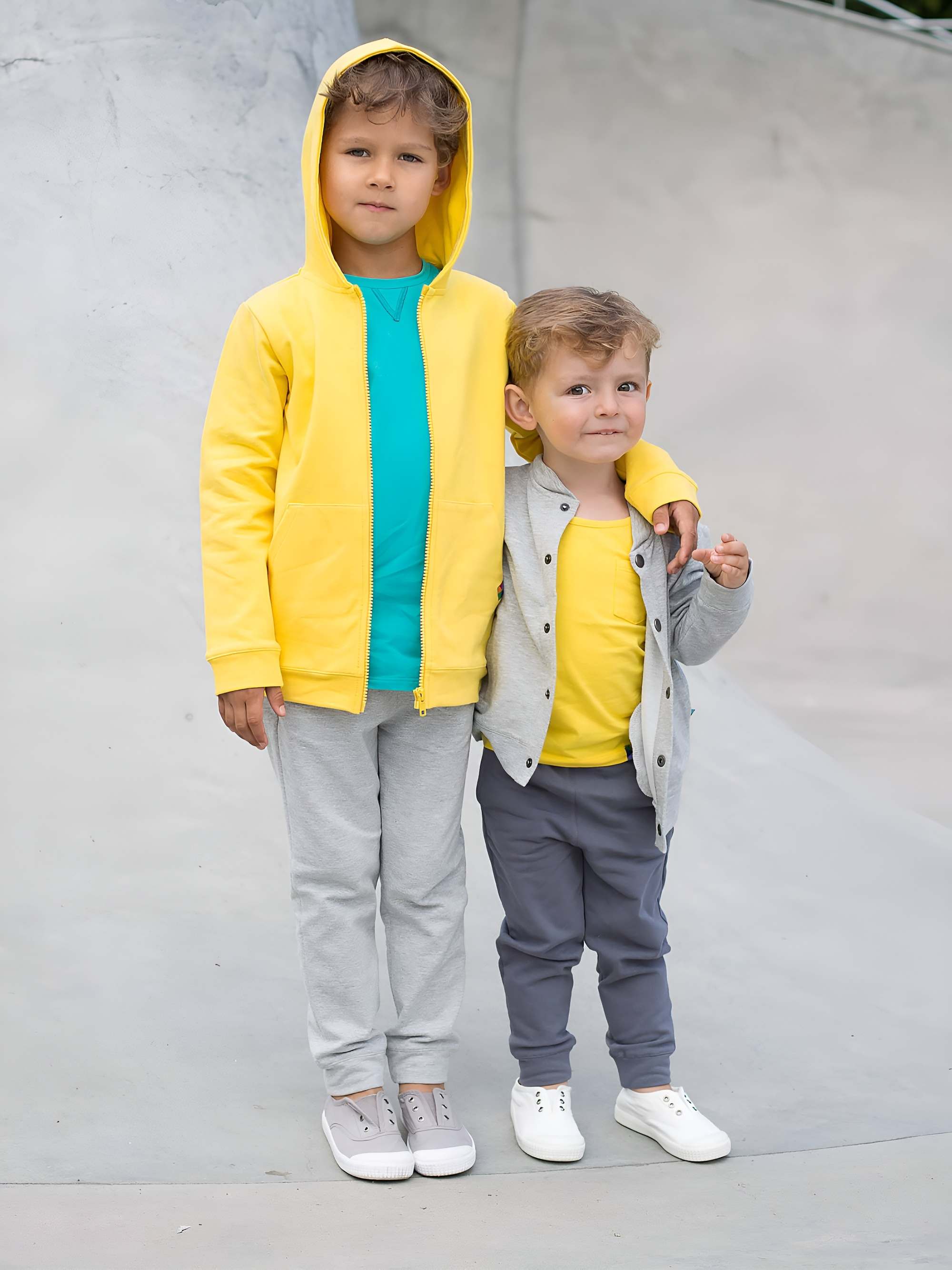 Żółta bluza z kapturem
