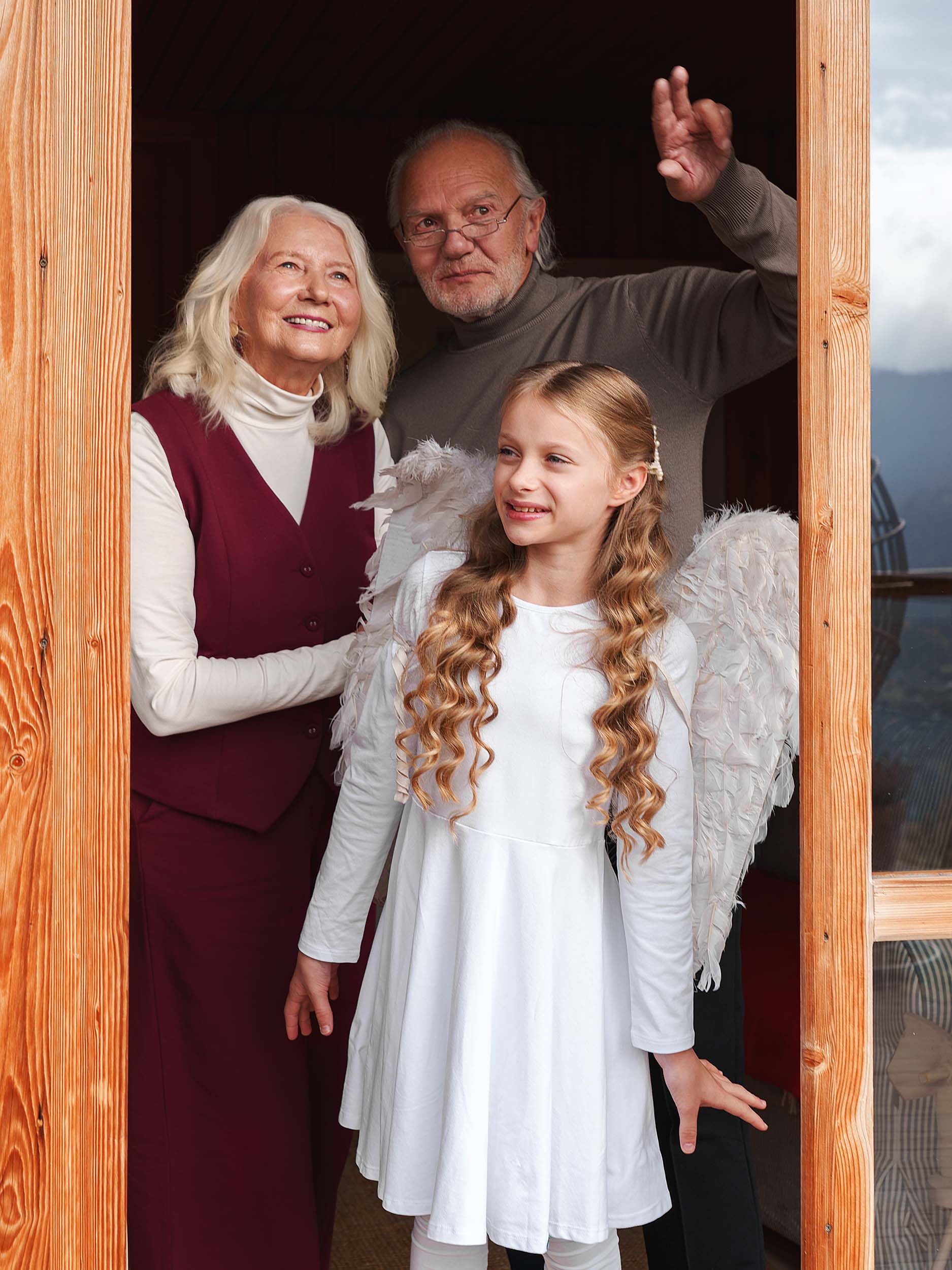 Biała sukienka z długim rękawem