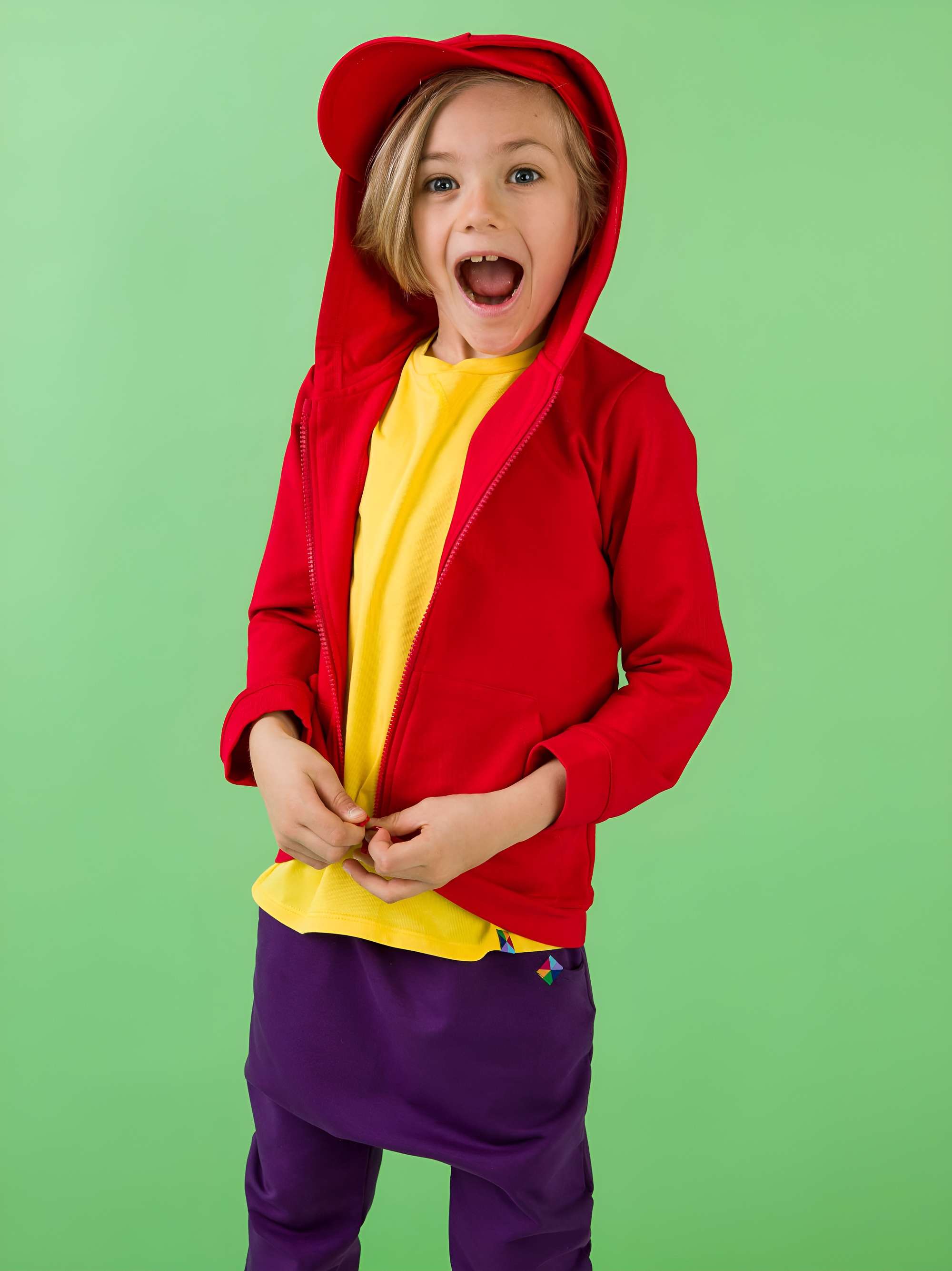 Czerwona bluza z kapturem