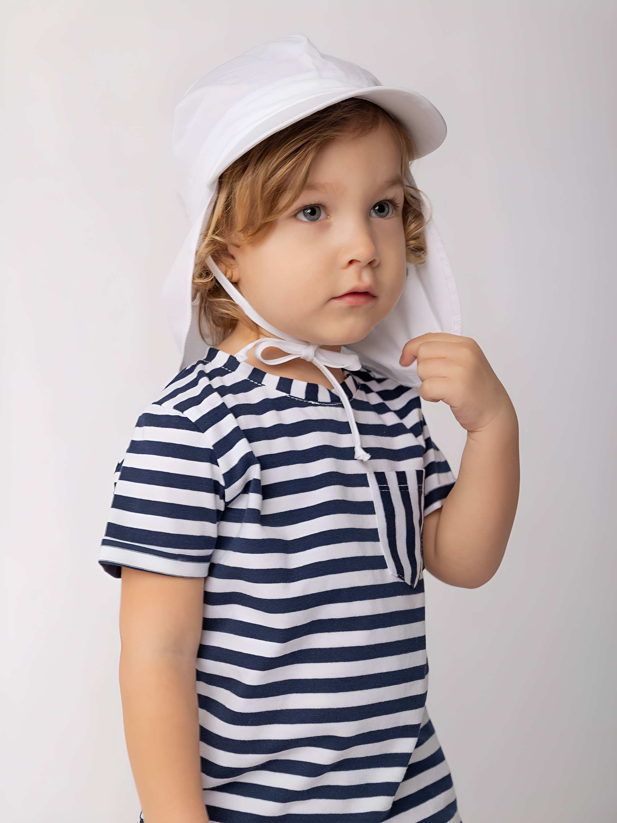 Biała czapka z okapem 6-36 M