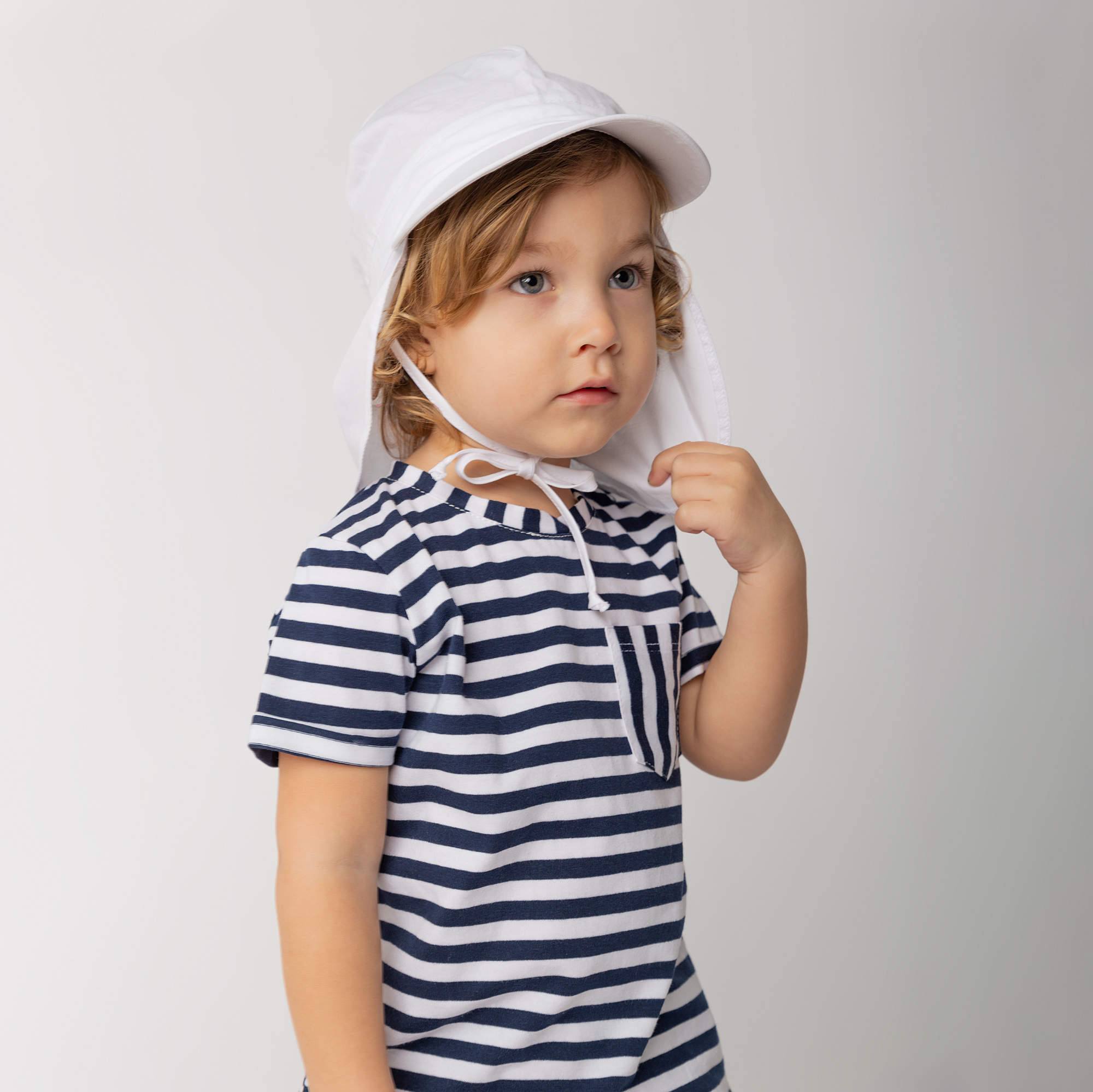Biała czapka z okapem 6-36 M