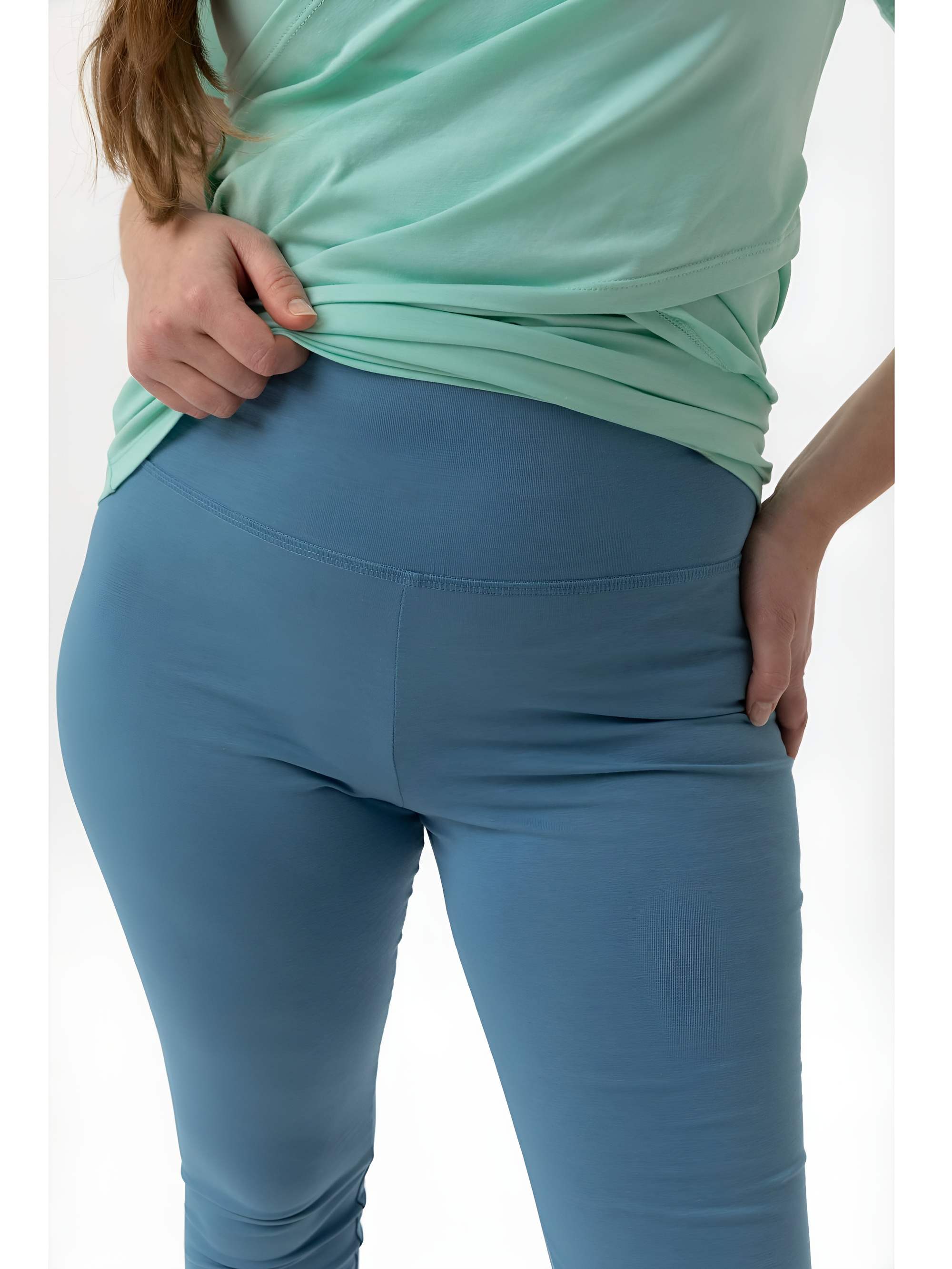 Błękitne legginsy damskie