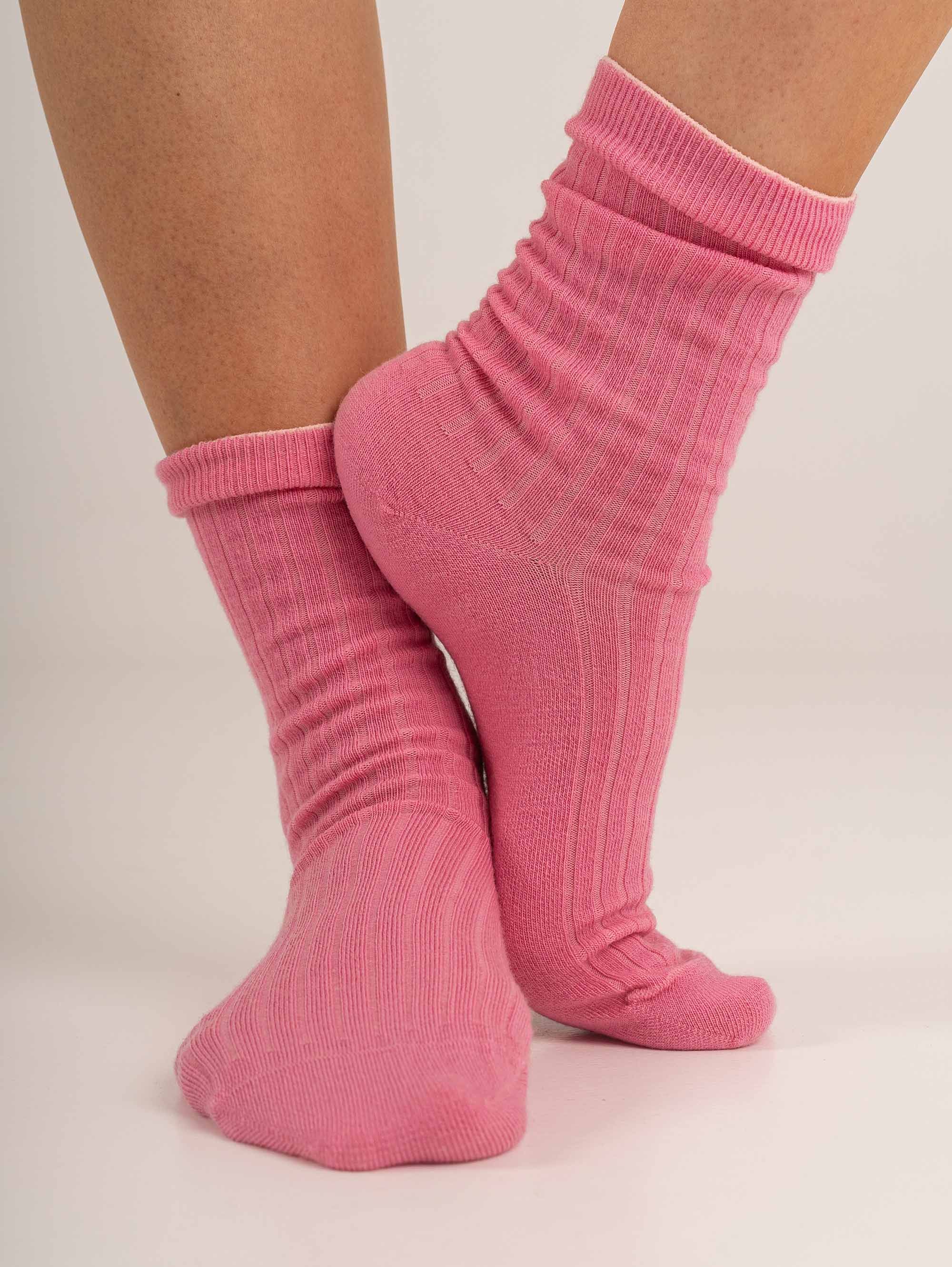 Pudroworóżowe skarpetki z wełny merino unisex