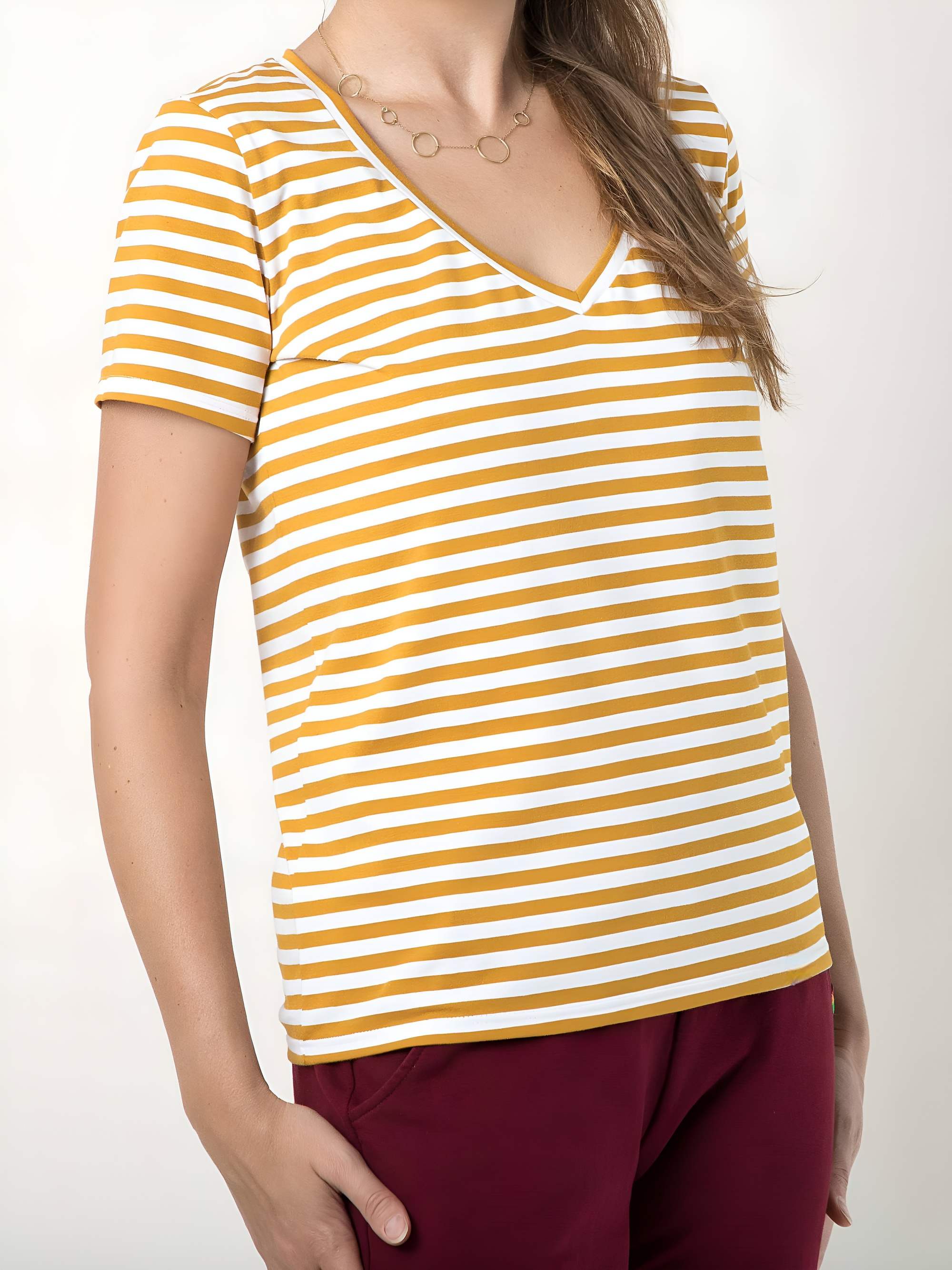 Musztardowy T-shirt damski w paski
