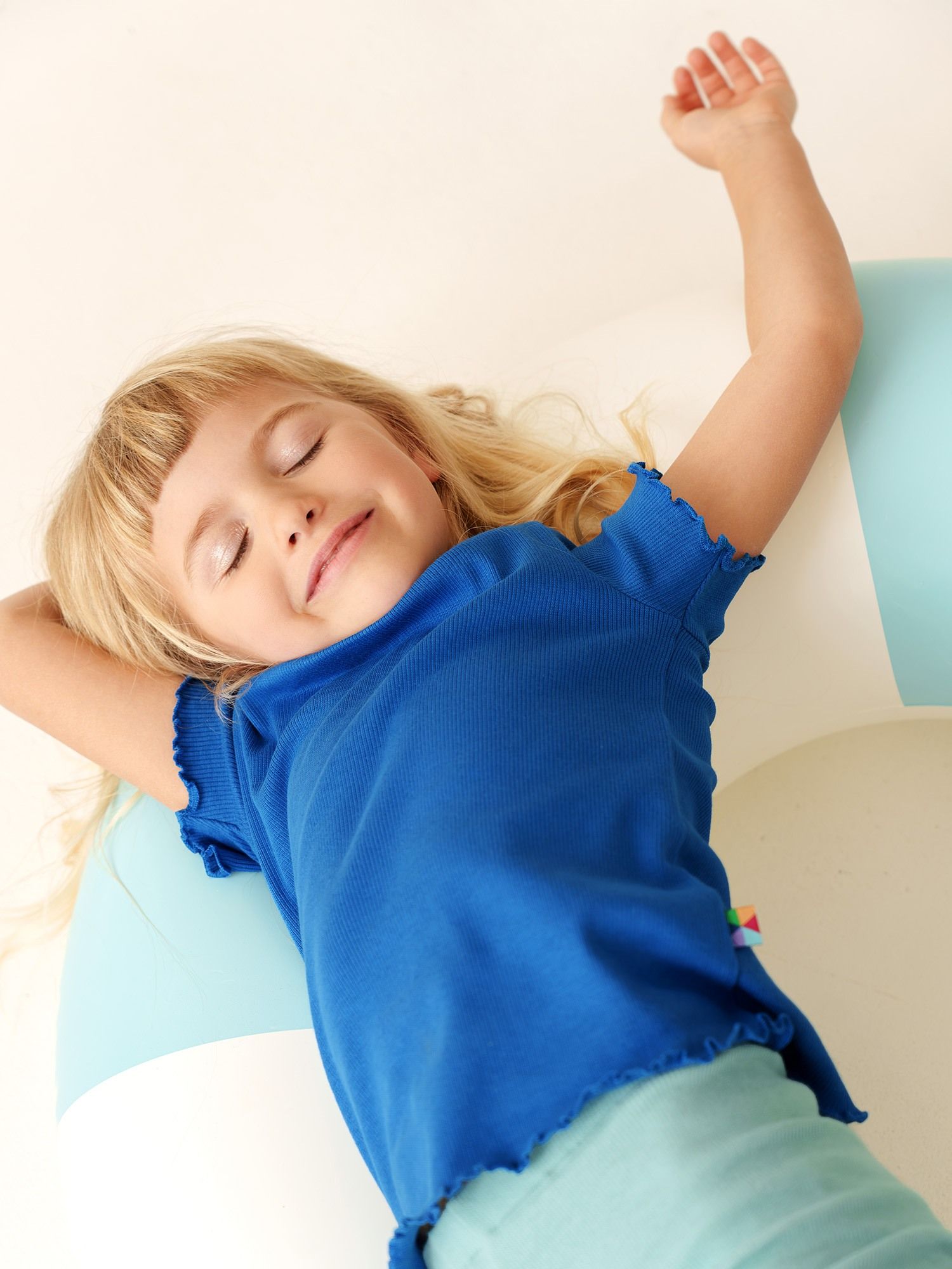 Niebieska koszulka prążkowana z krótkim rękawem Junior