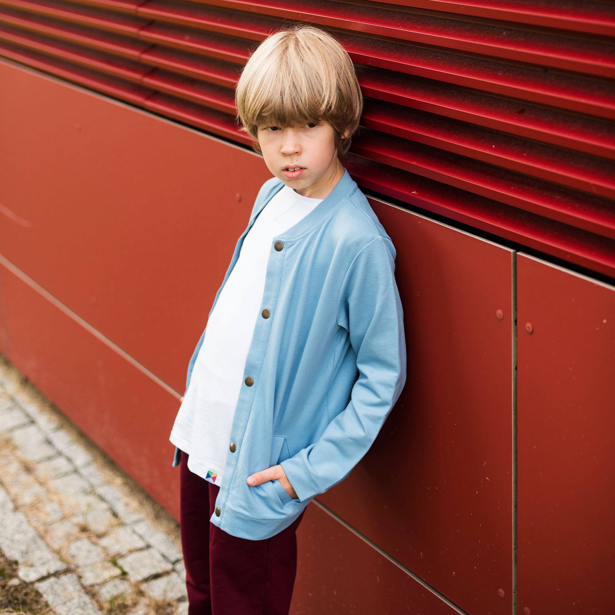 Błękitna bluza bomber z kieszeniami