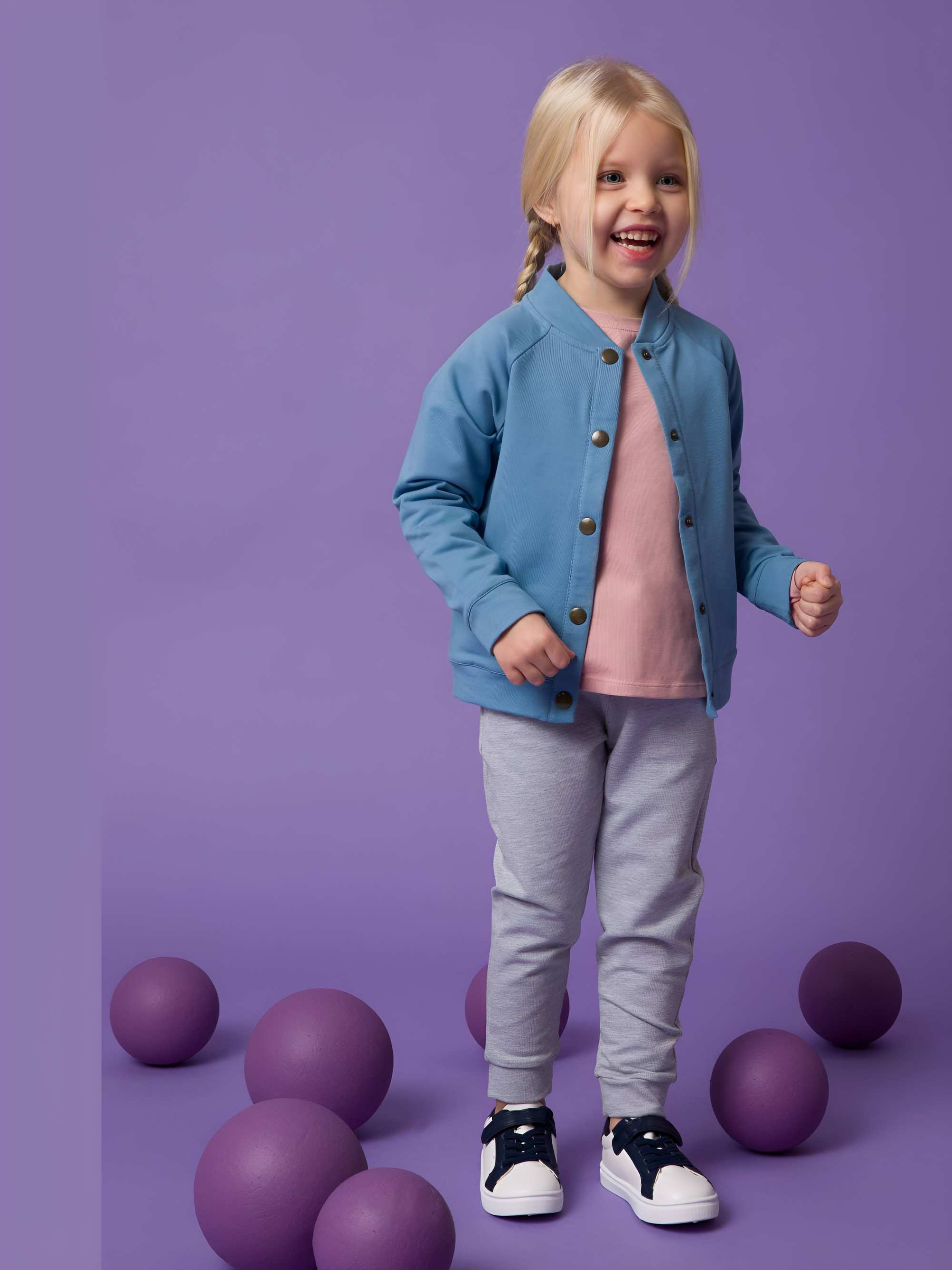 Błękitna bluza bomber