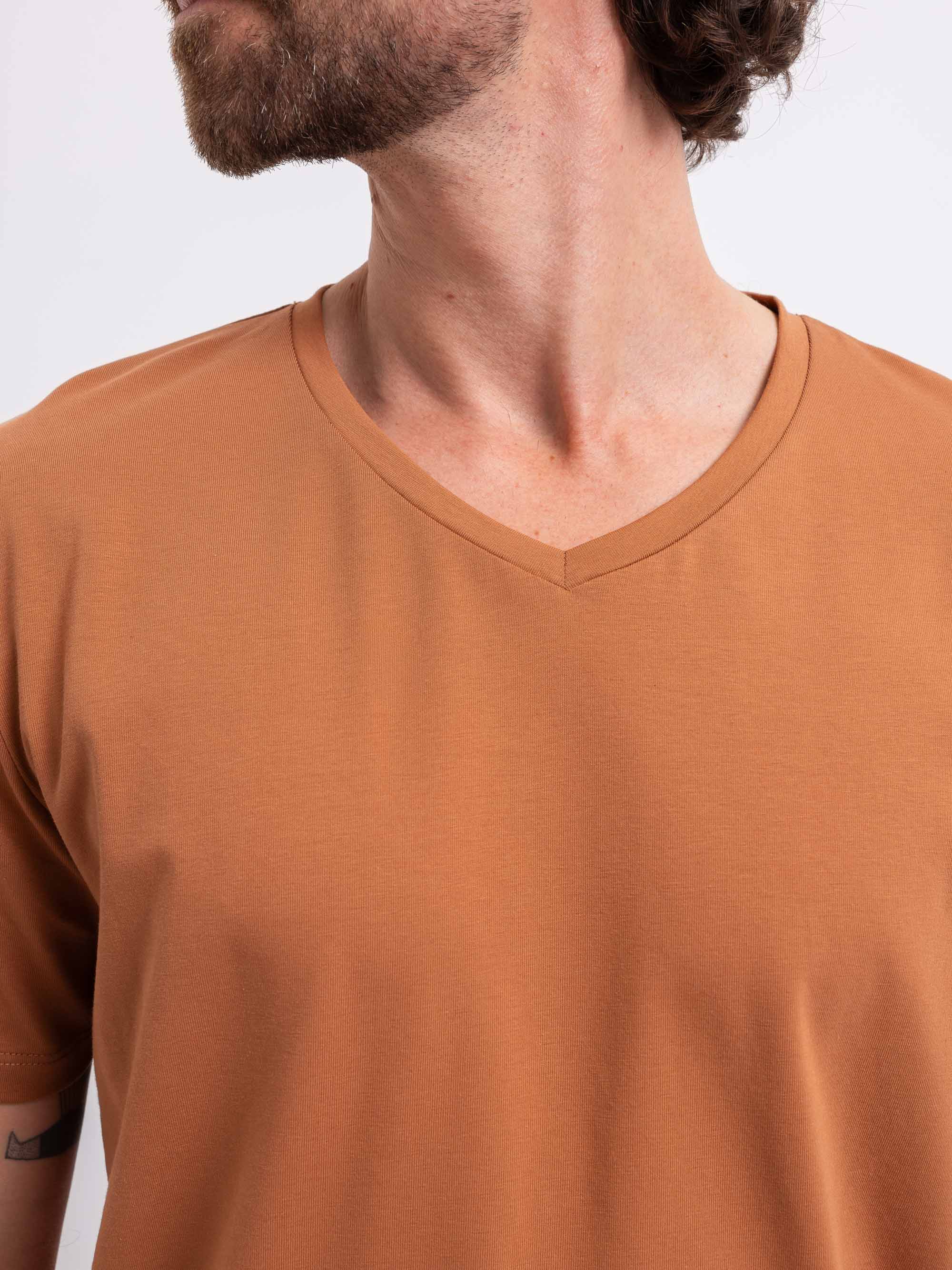 Karmelowy t-shirt w serek męski