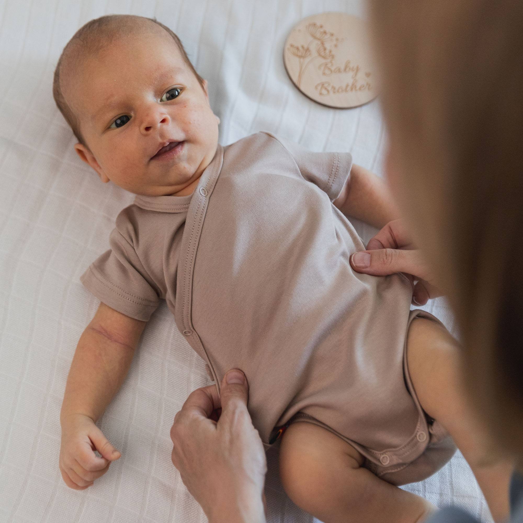 Beżowe body kopertowe krótki rękaw dla noworodka