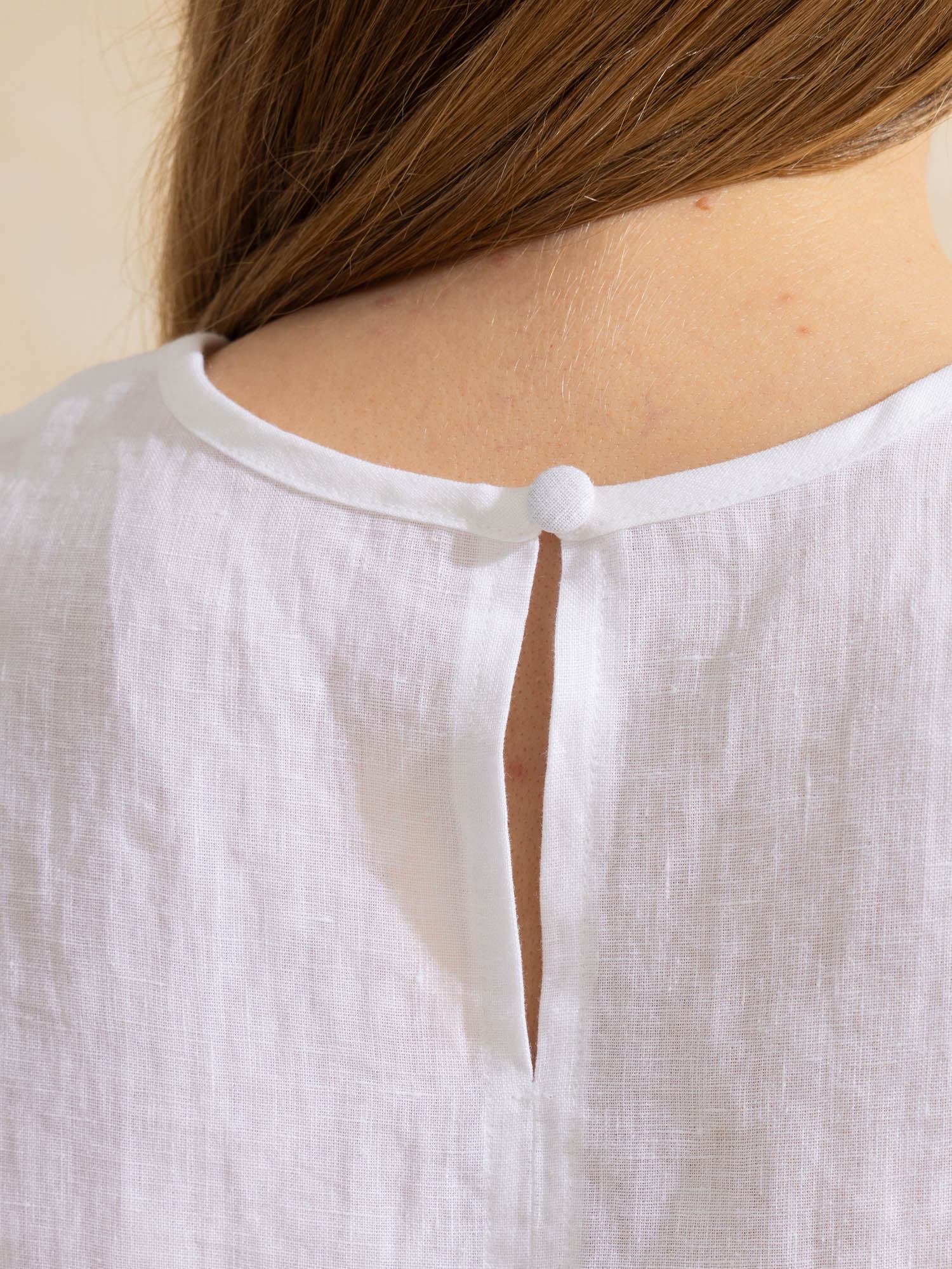 Biały top lniany bez rękawów damski