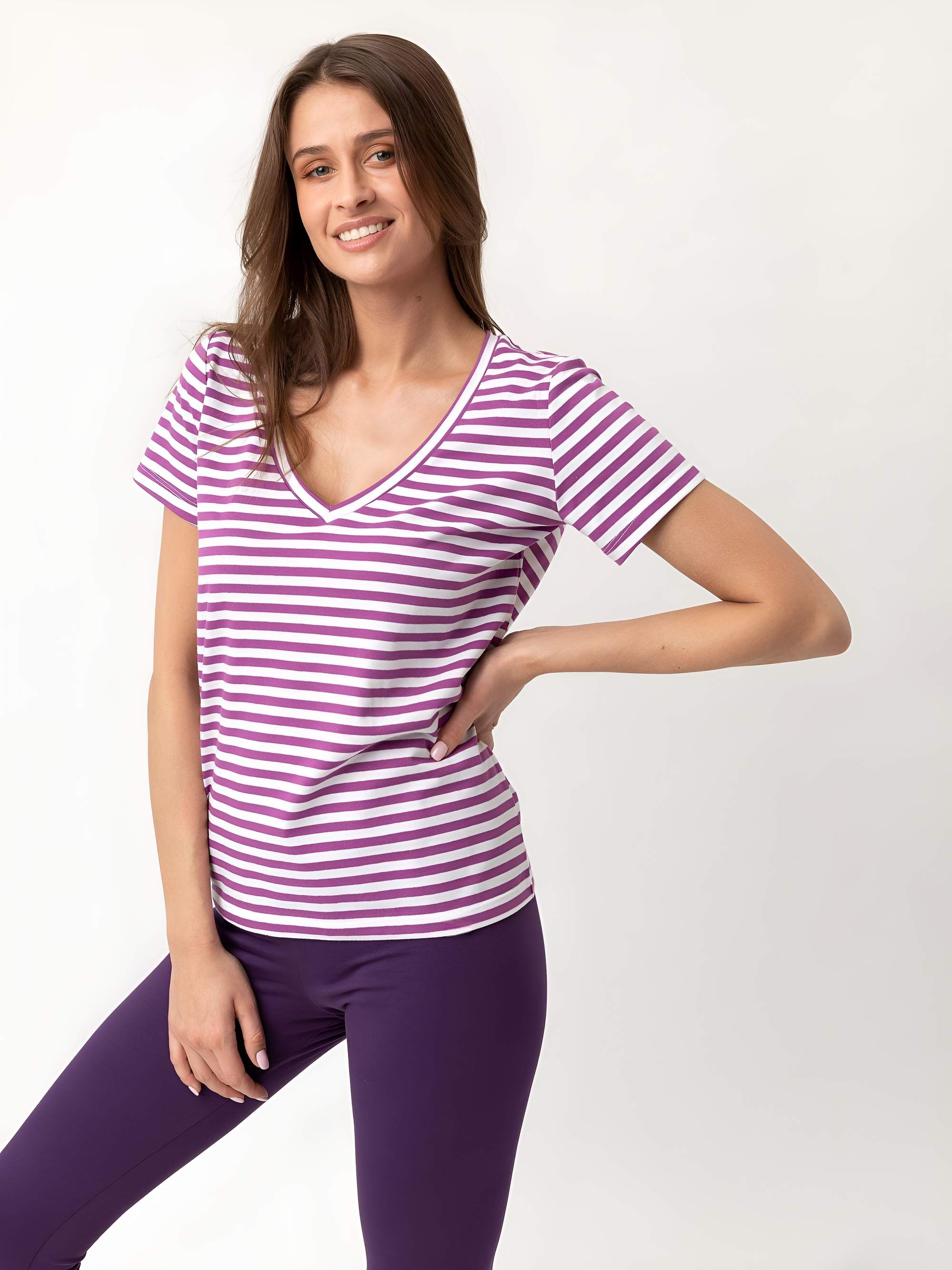 Fioletowy t-shirt damski w paski