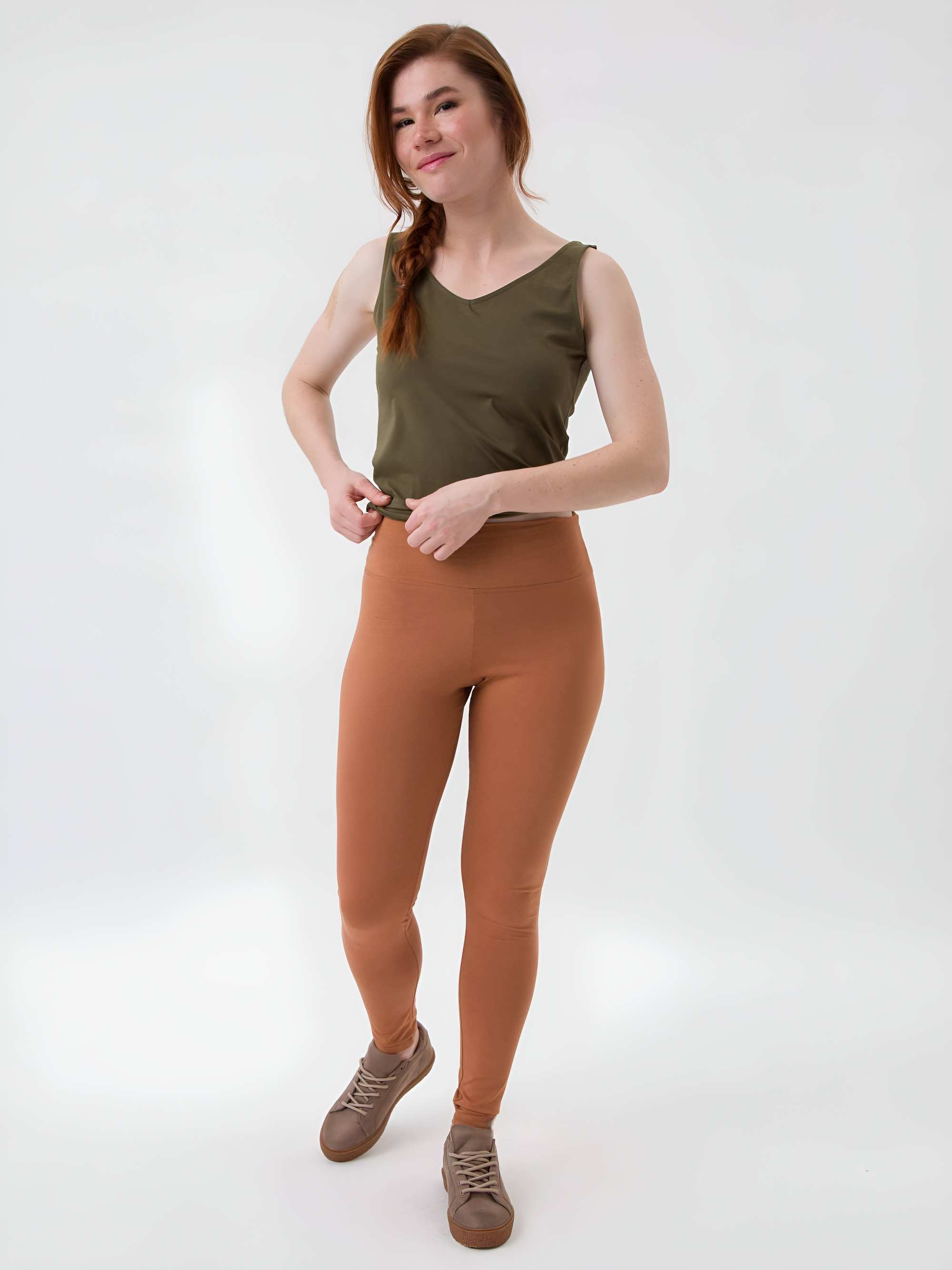 Karmelowe legginsy damskie