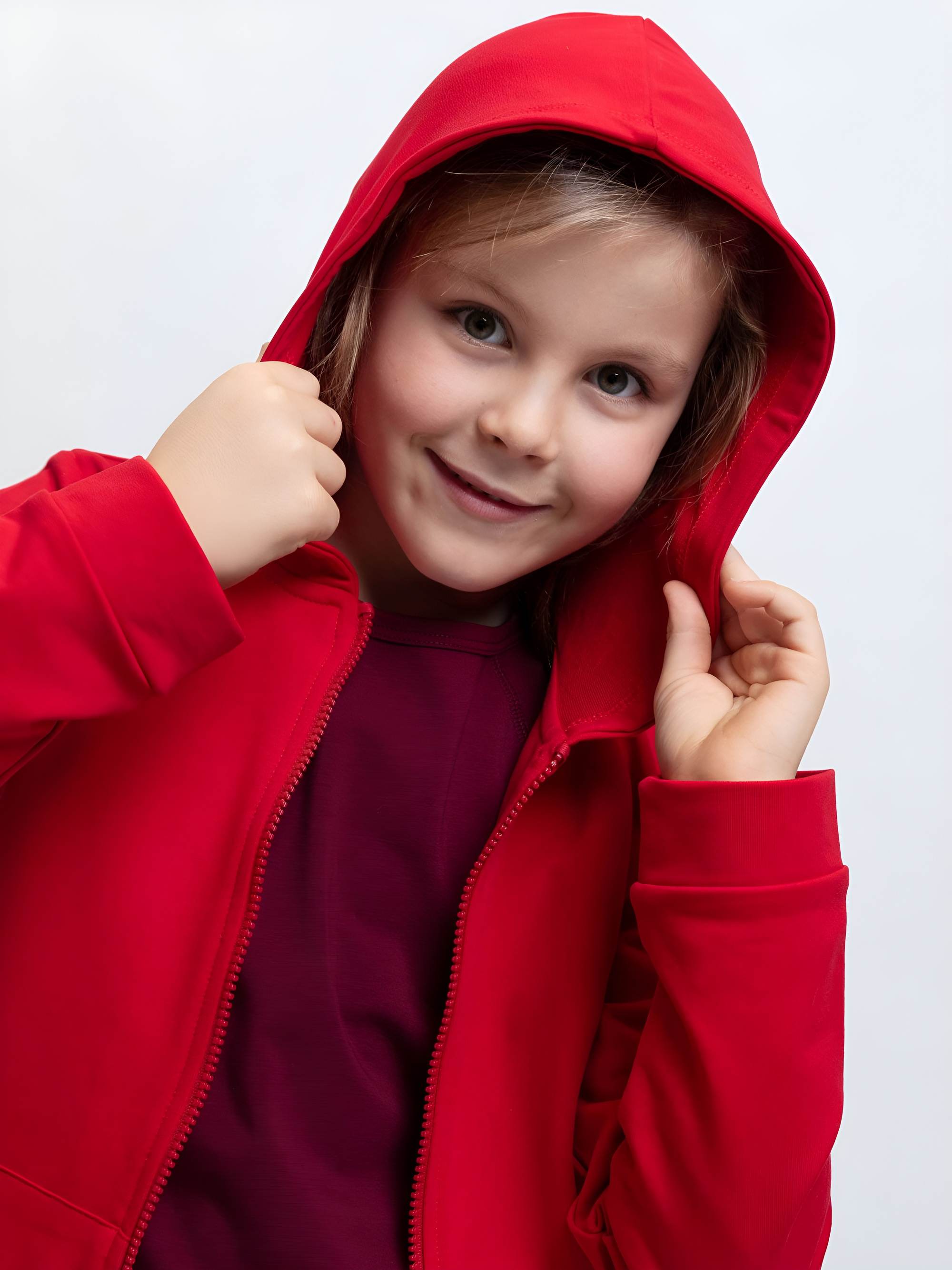 Czerwona bluza z kapturem