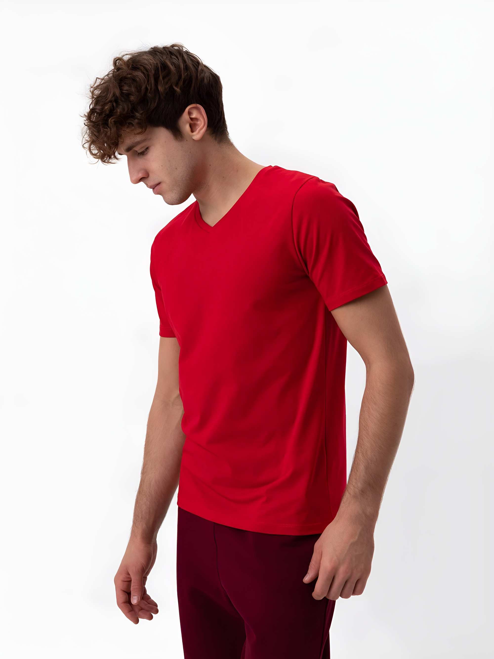 Czerwony t-shirt w serek męski