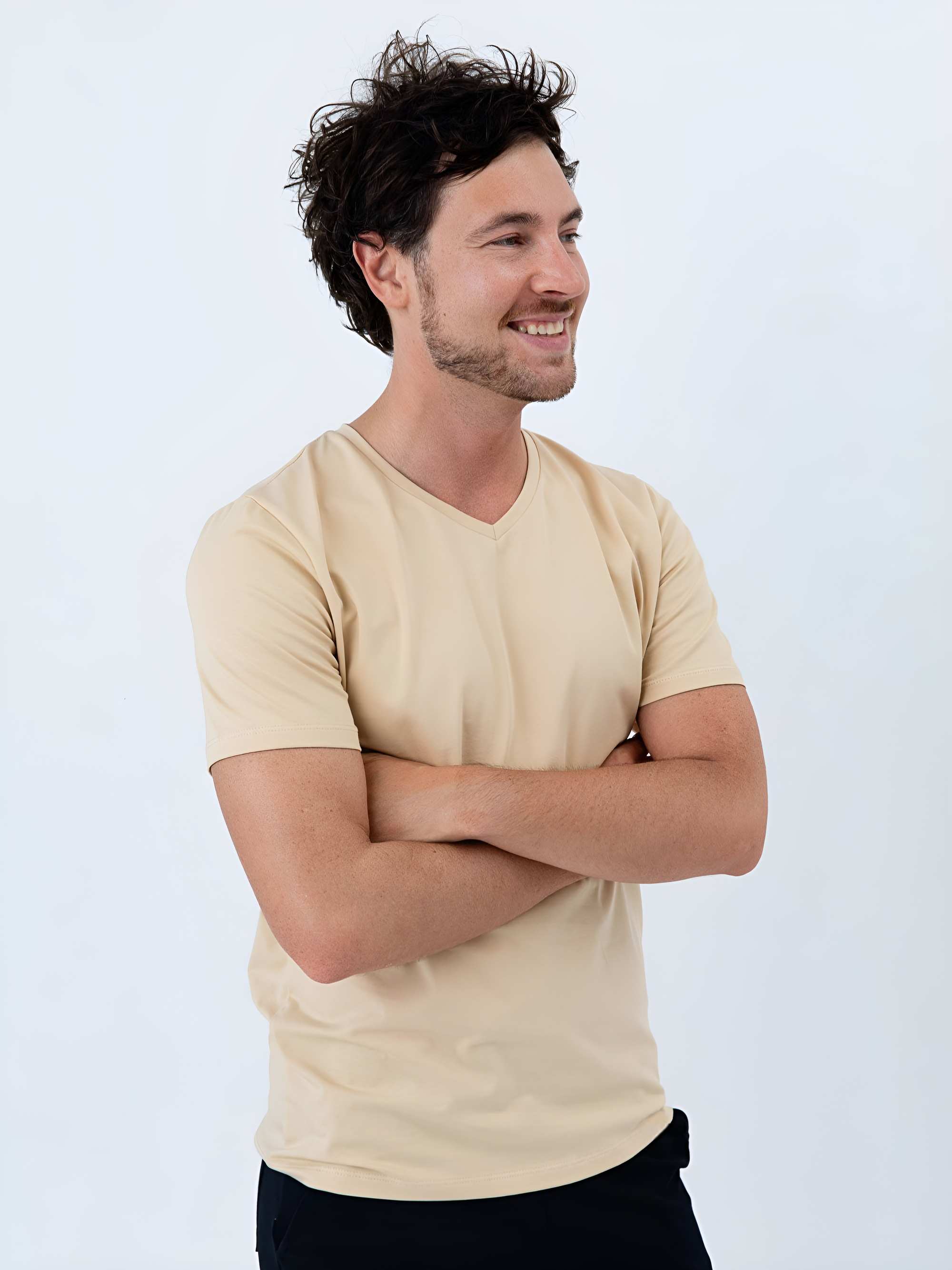 Beżowy t-shirt w serek męski