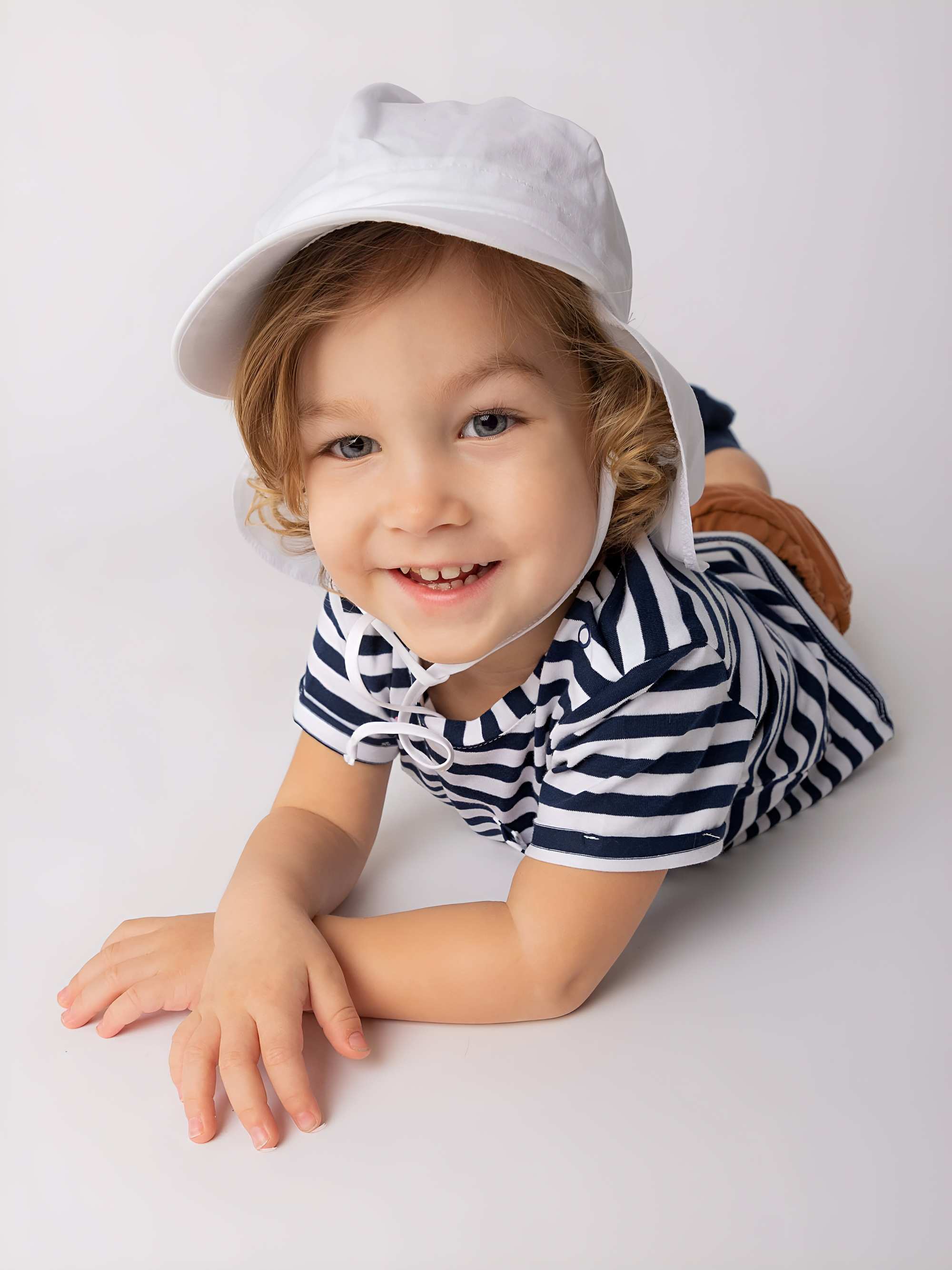 Biała czapka z okapem 6-36 M