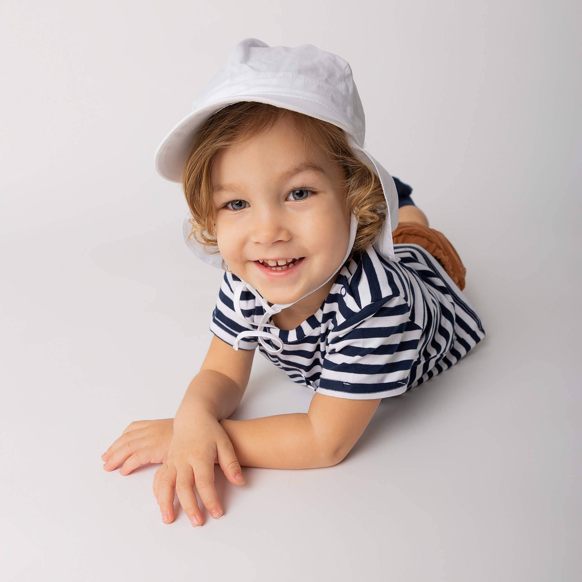 Biała czapka z okapem 6-36 M