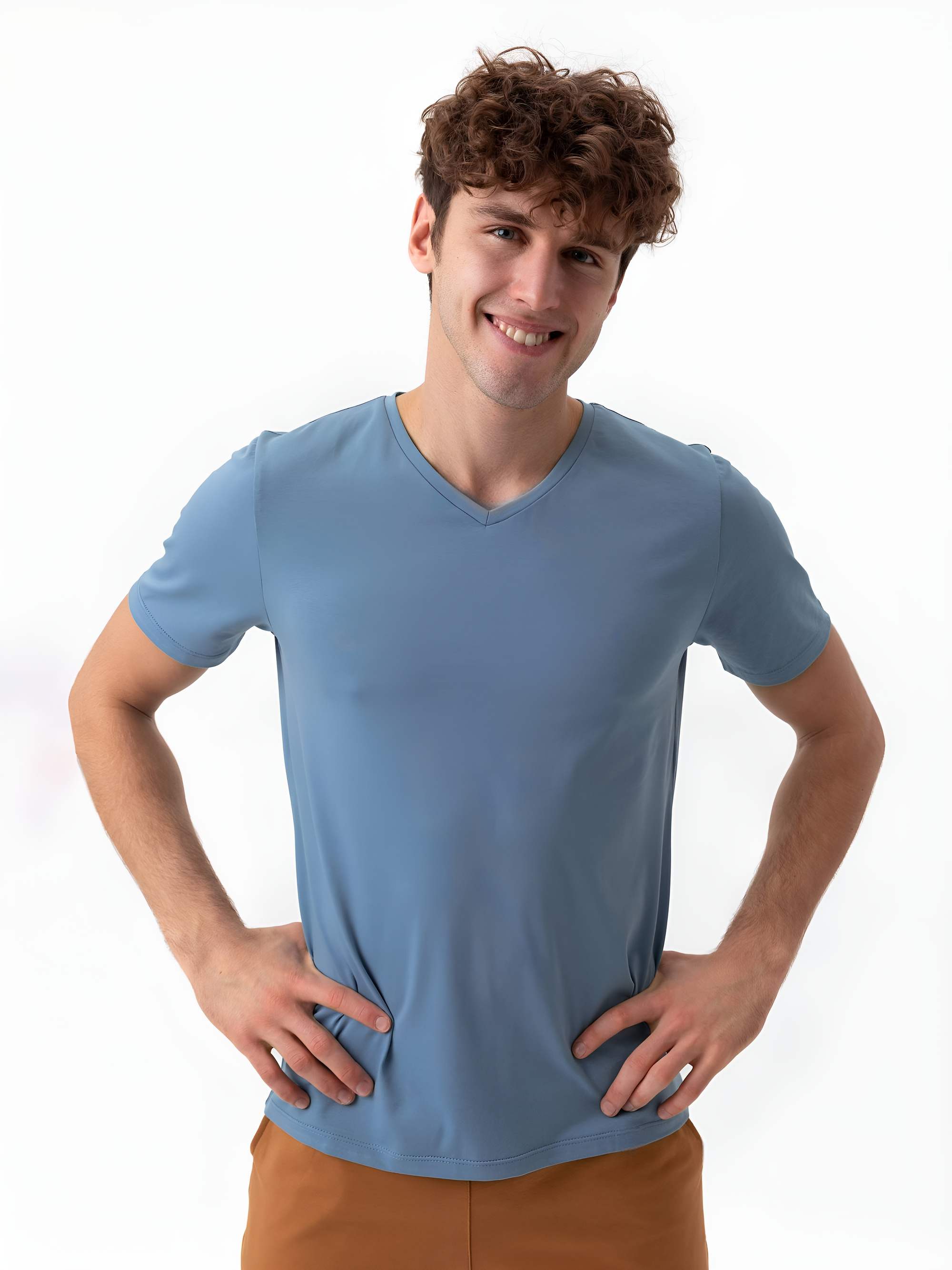 Błękitny T-shirt w serek męski