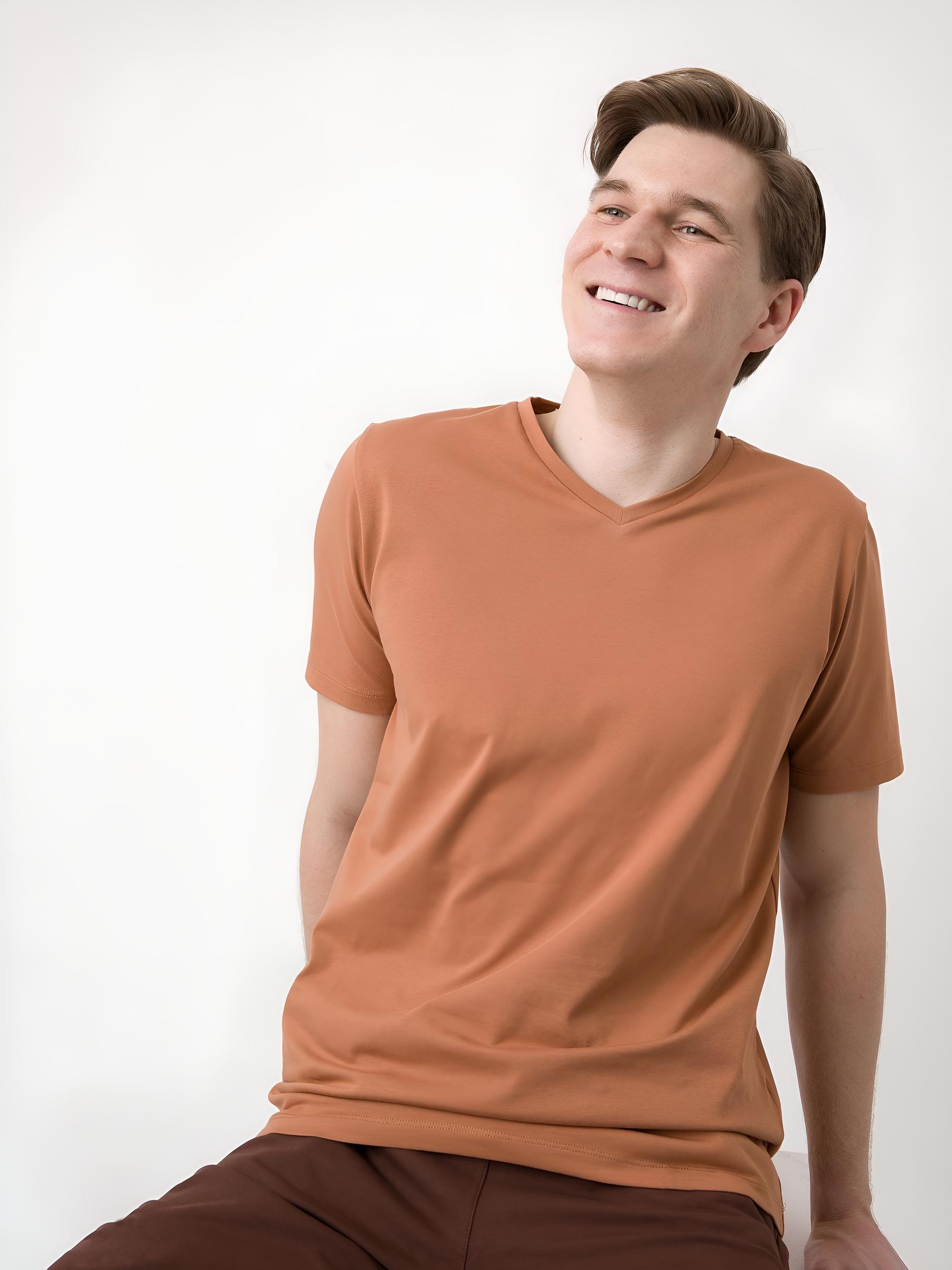 Karmelowy t-shirt w serek męski