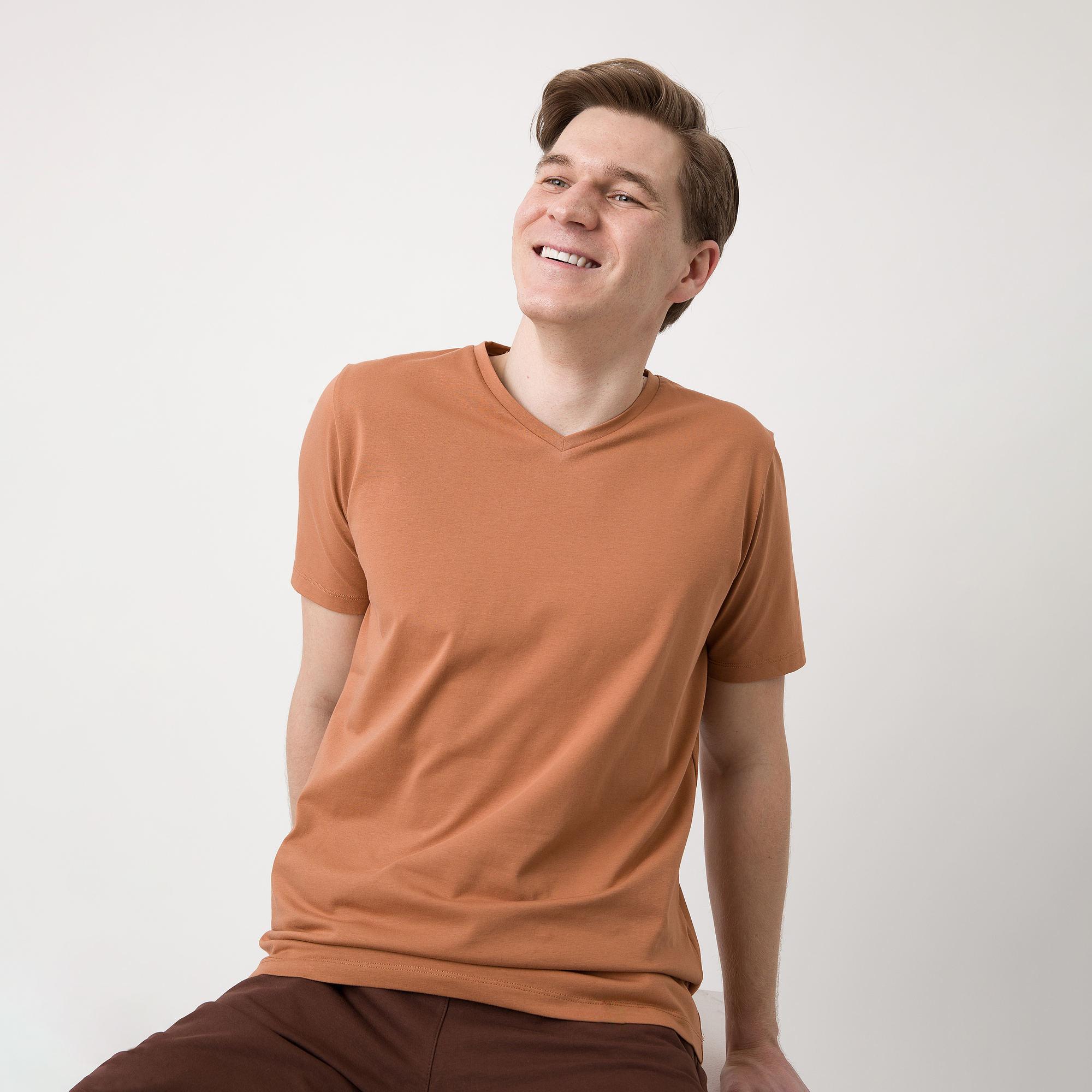 Karmelowy t-shirt w serek męski