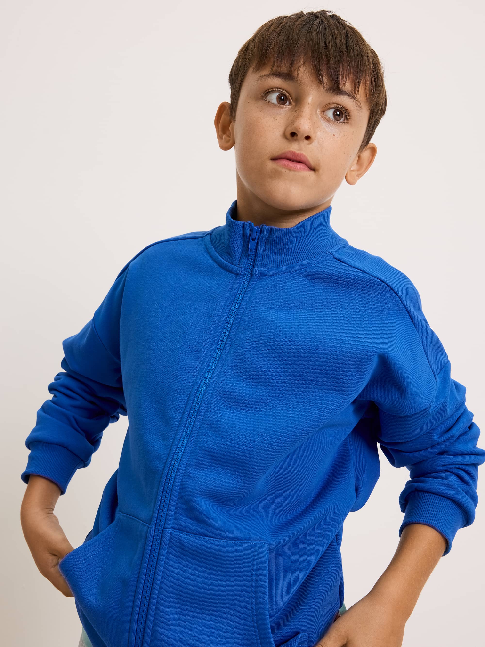 Niebieska bluza rozpinana ze stójką
