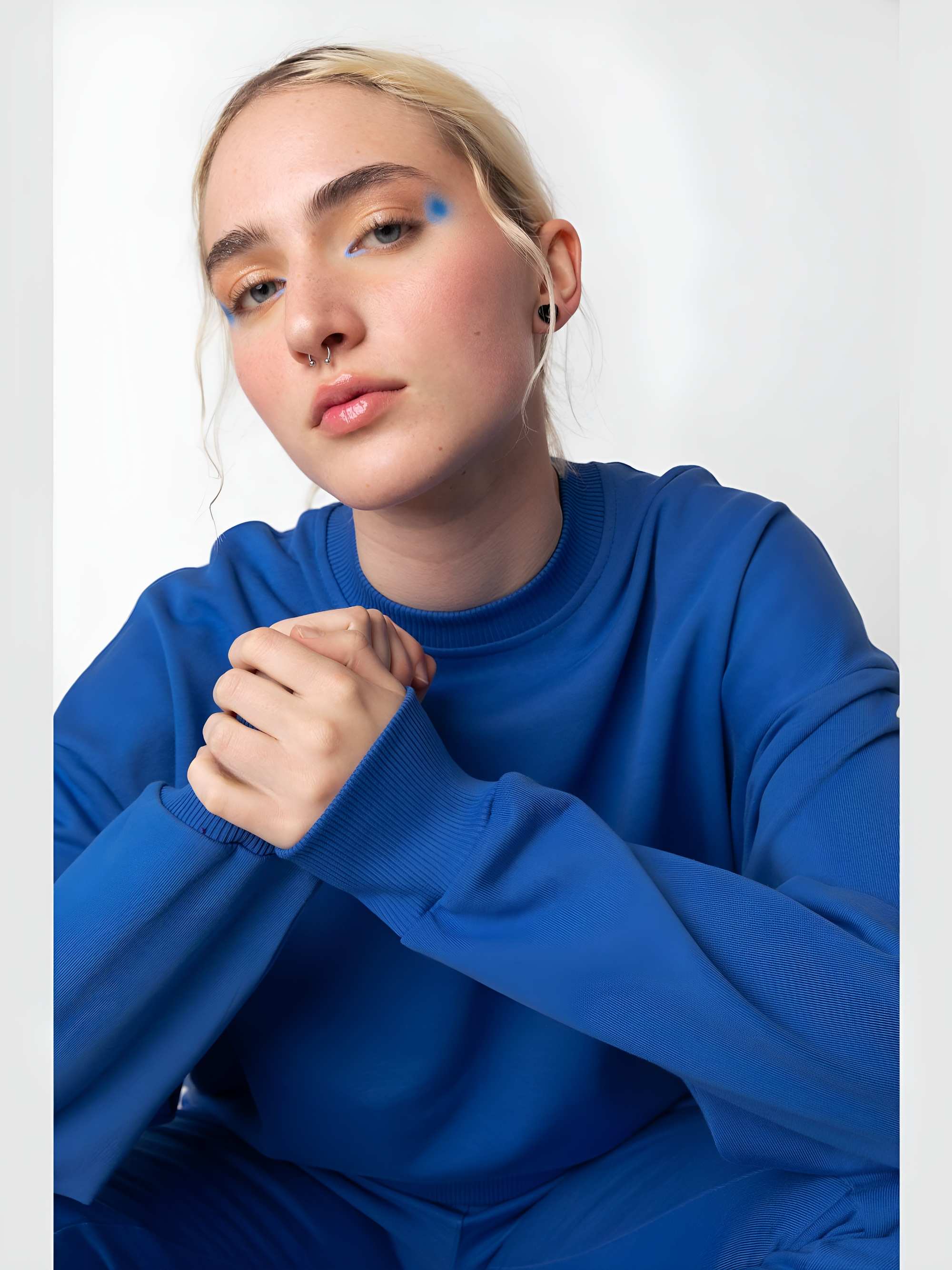 Niebieska bluza przez głowę damska