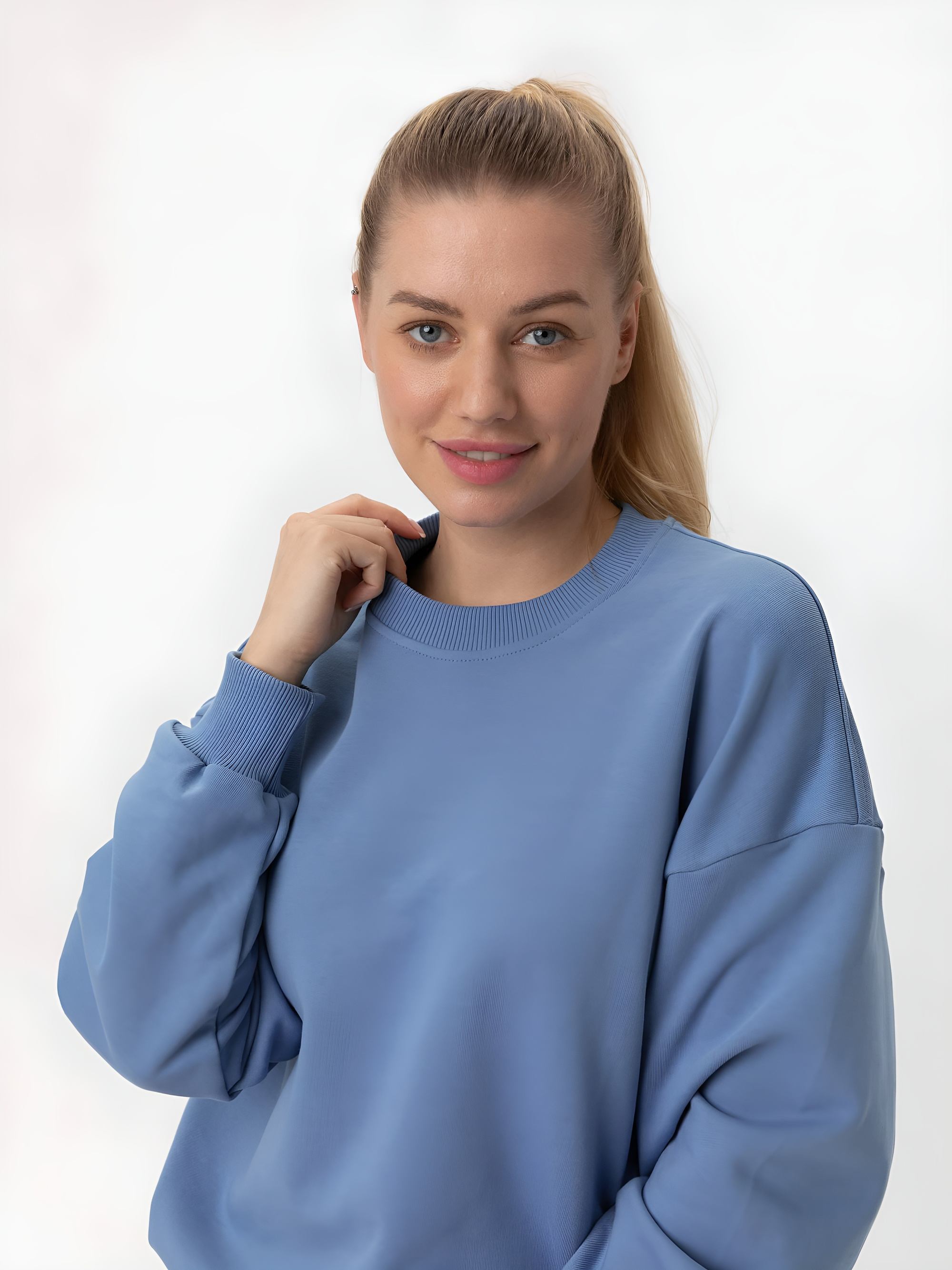 Błękitna bluza przez głowę damska