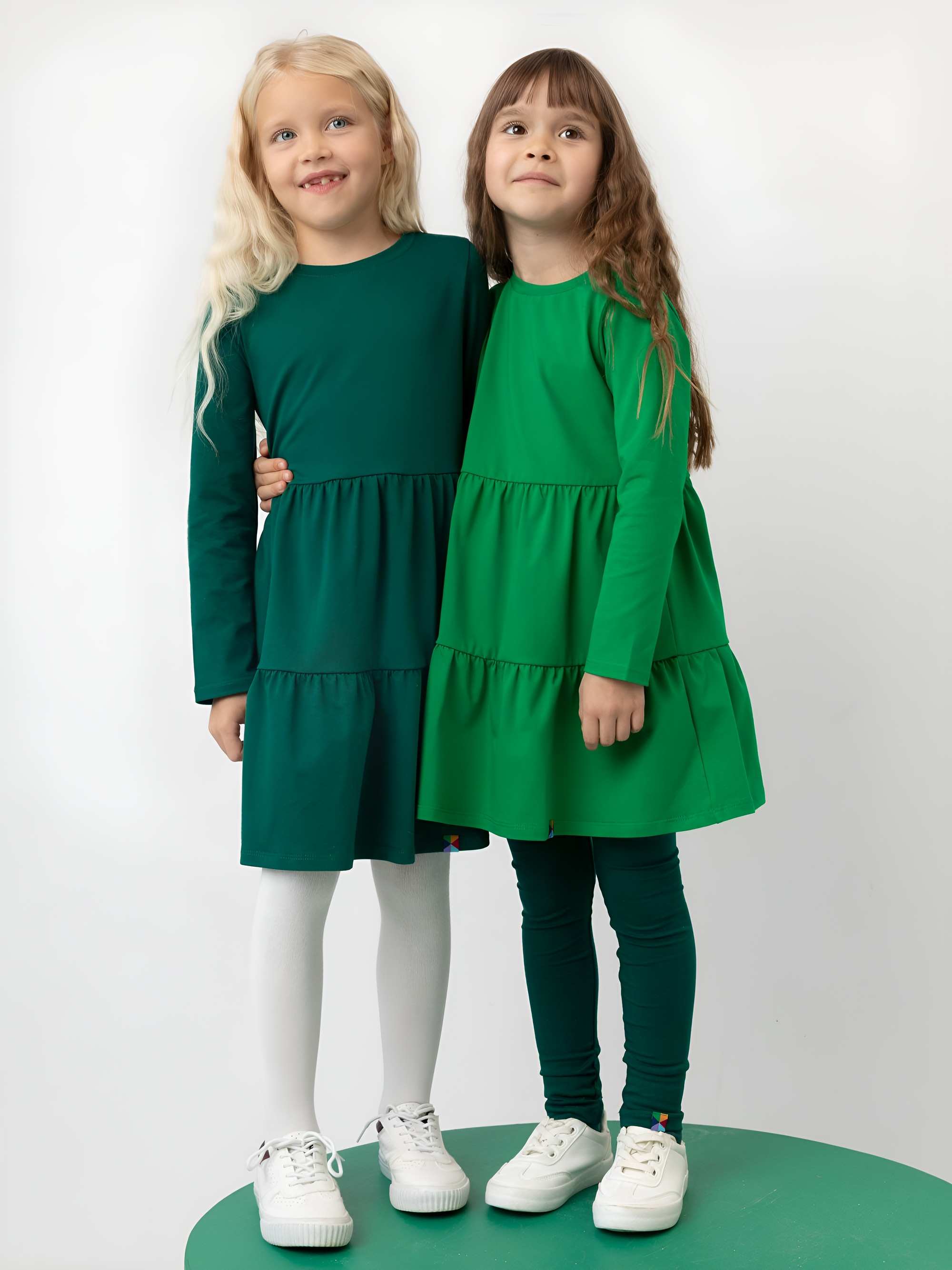 Butelkowozielona sukienka z falbankami