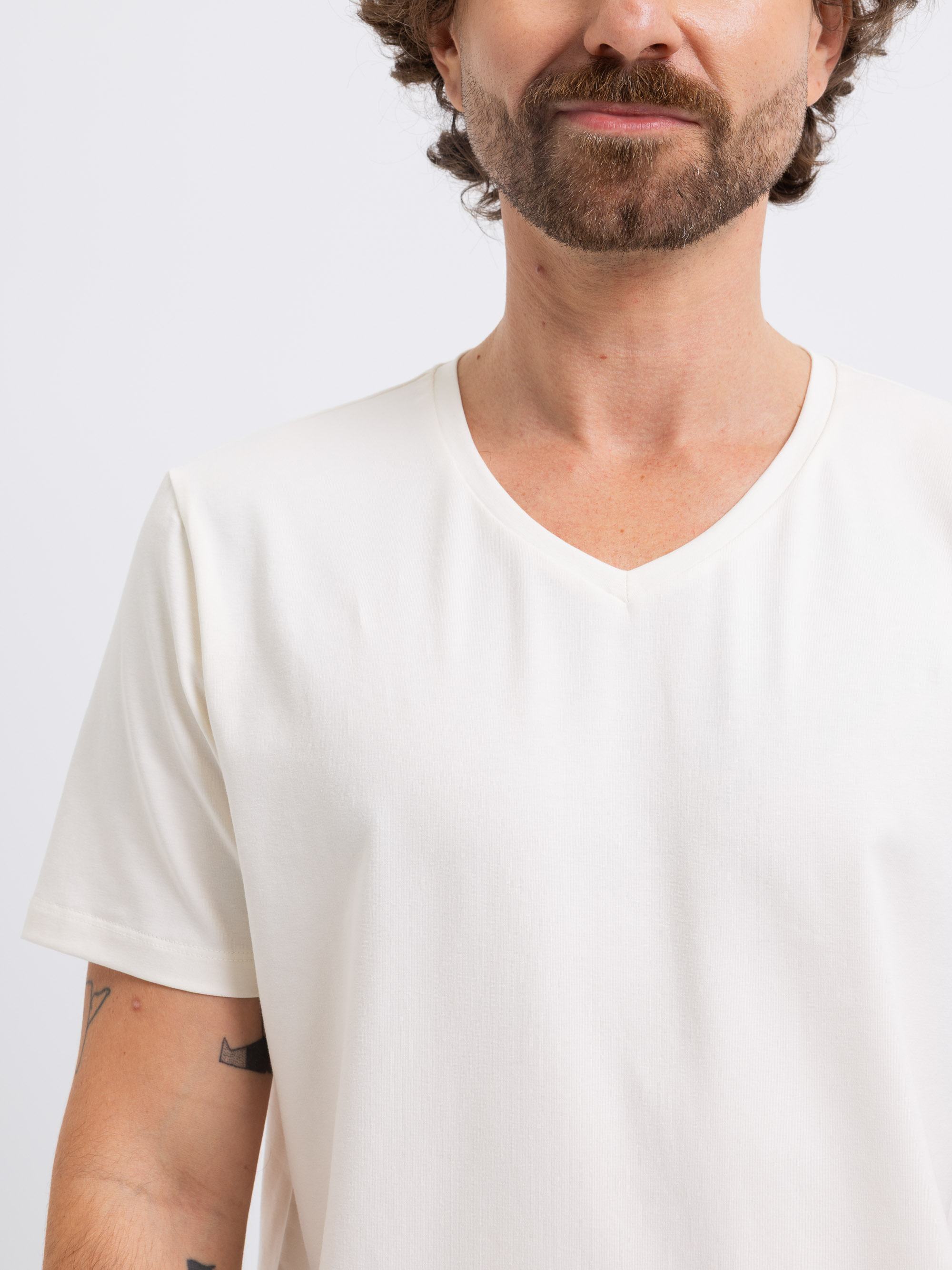 Śmietankowy T-shirt w serek męski