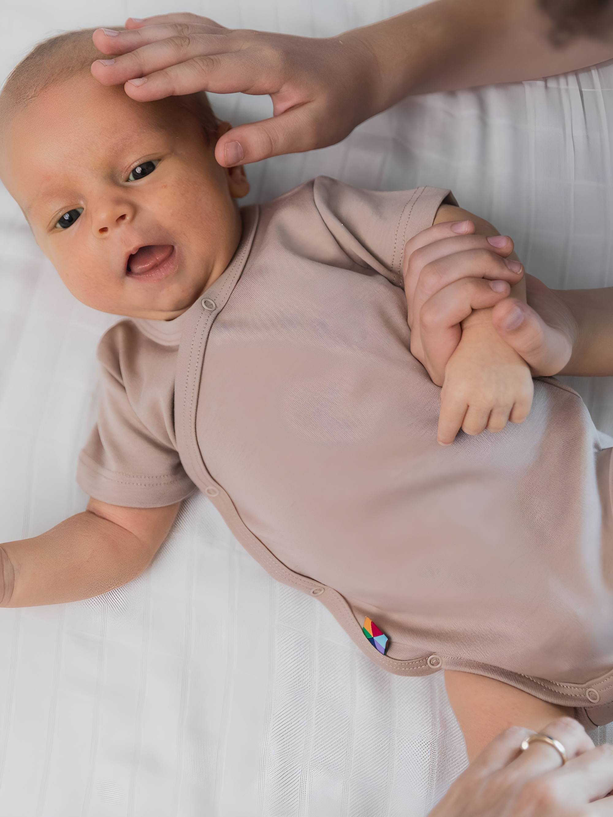 Beżowe body kopertowe krótki rękaw dla noworodka