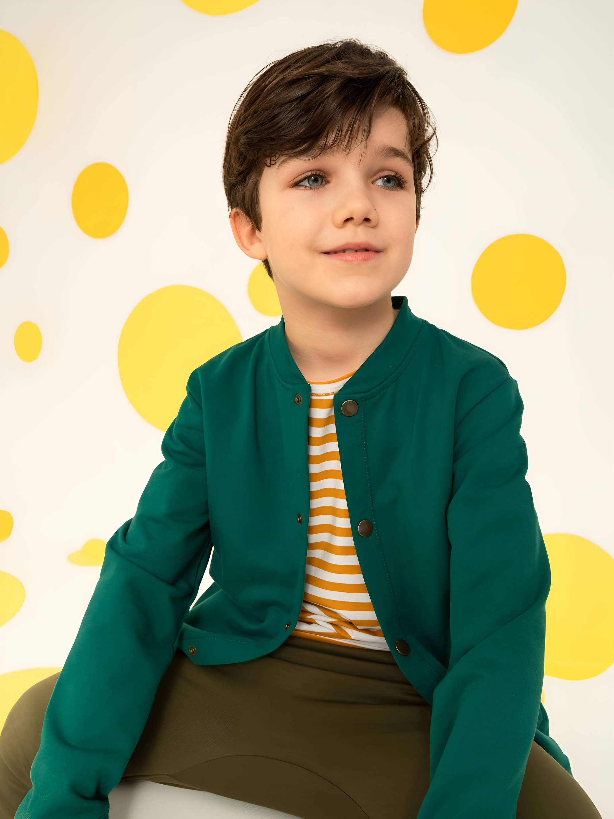 Butelkowozielona bluza bomber z kieszeniami