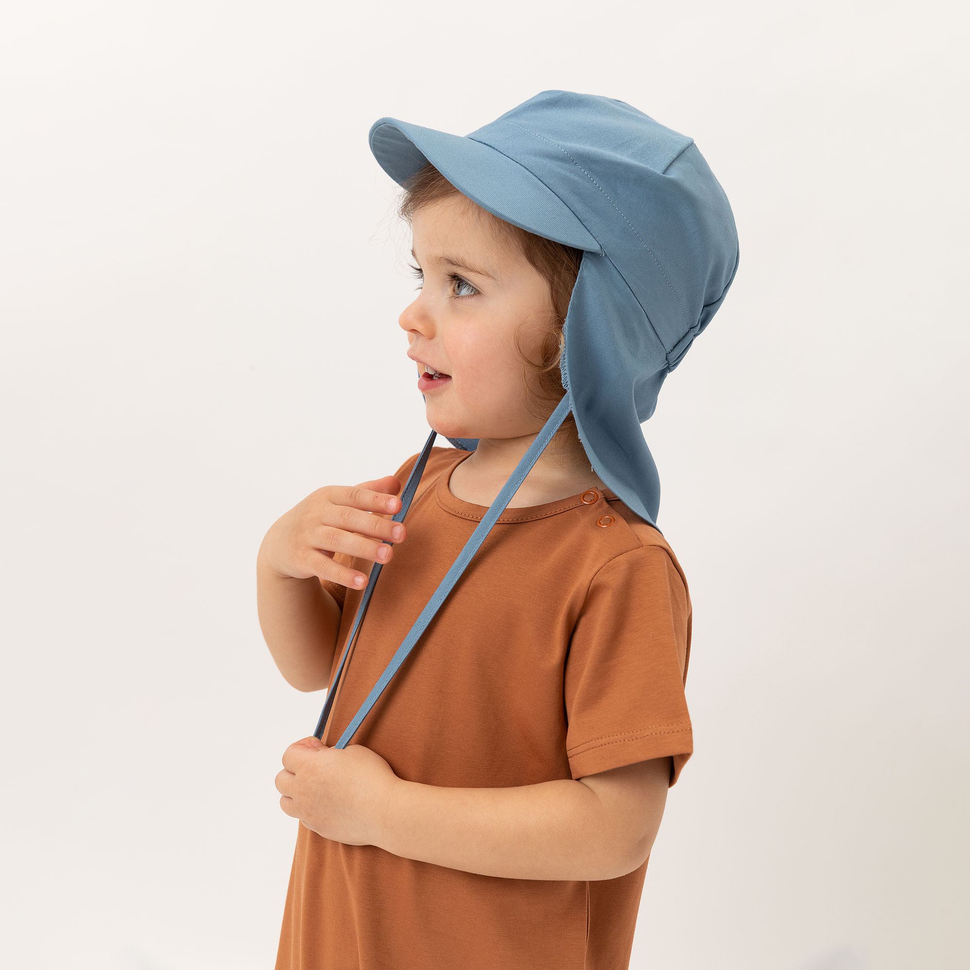 Błękitna czapka z okapem 6-36 M