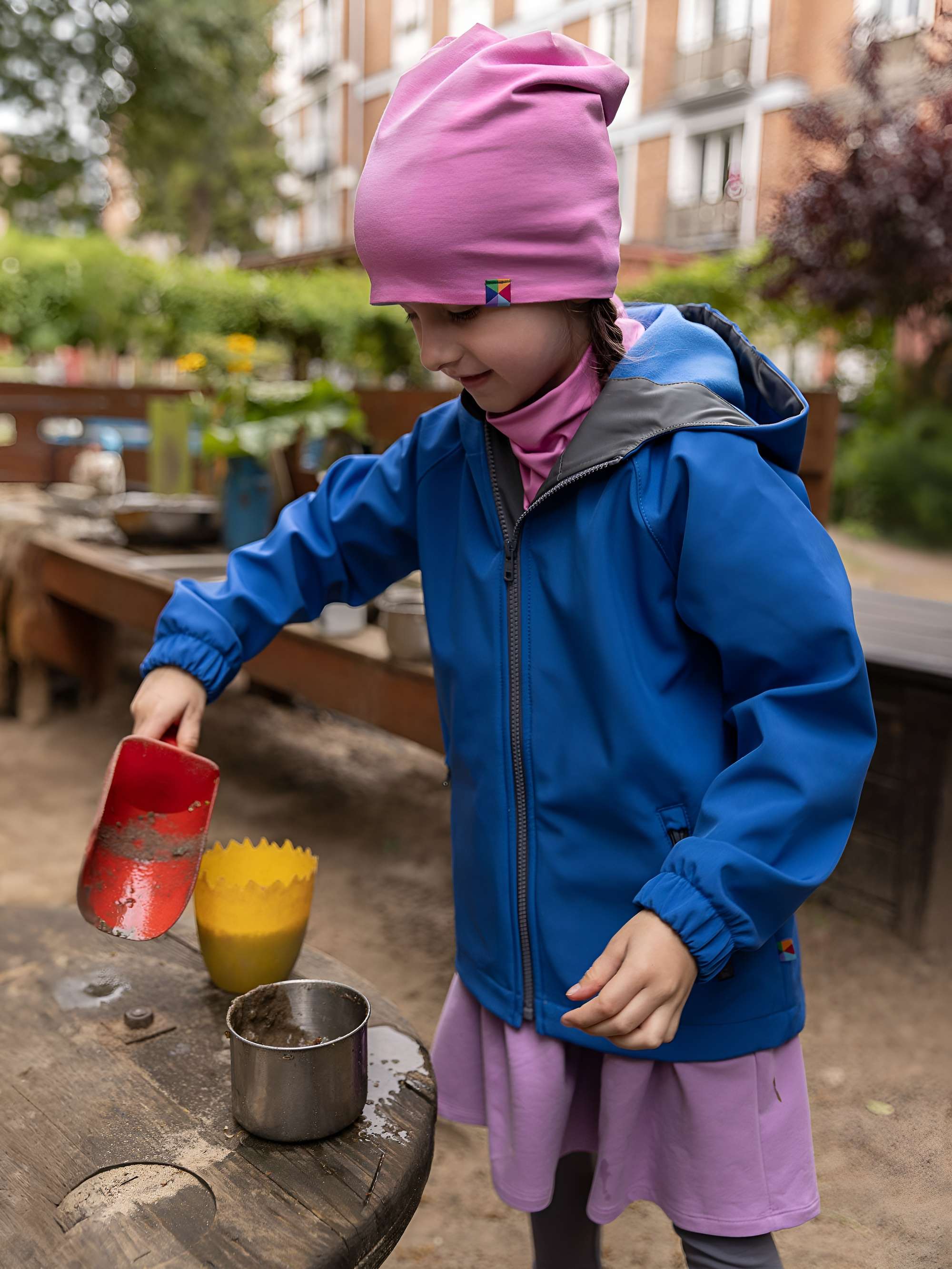 Niebieska kurtka softshell