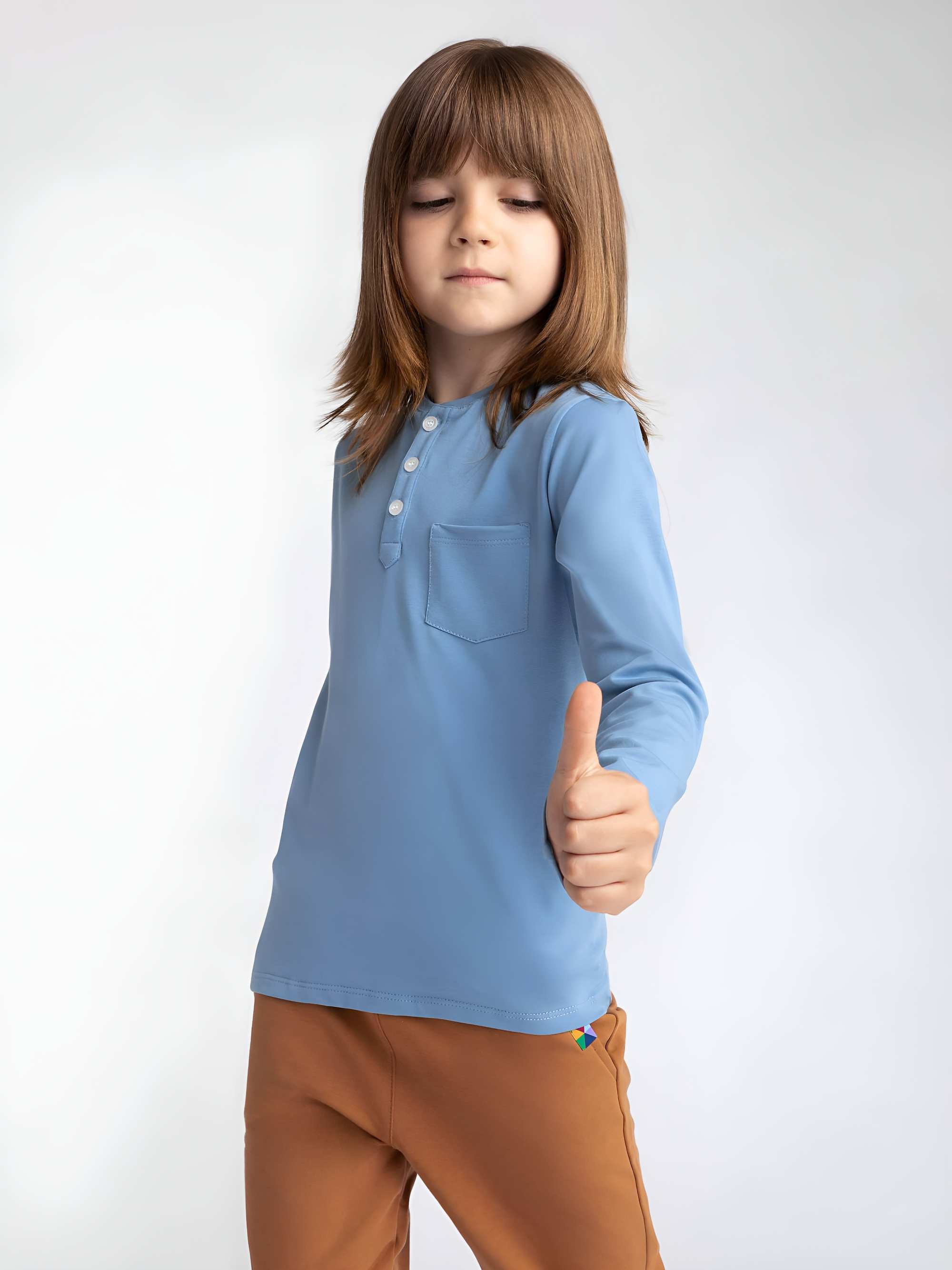 Błękitna koszulka henley