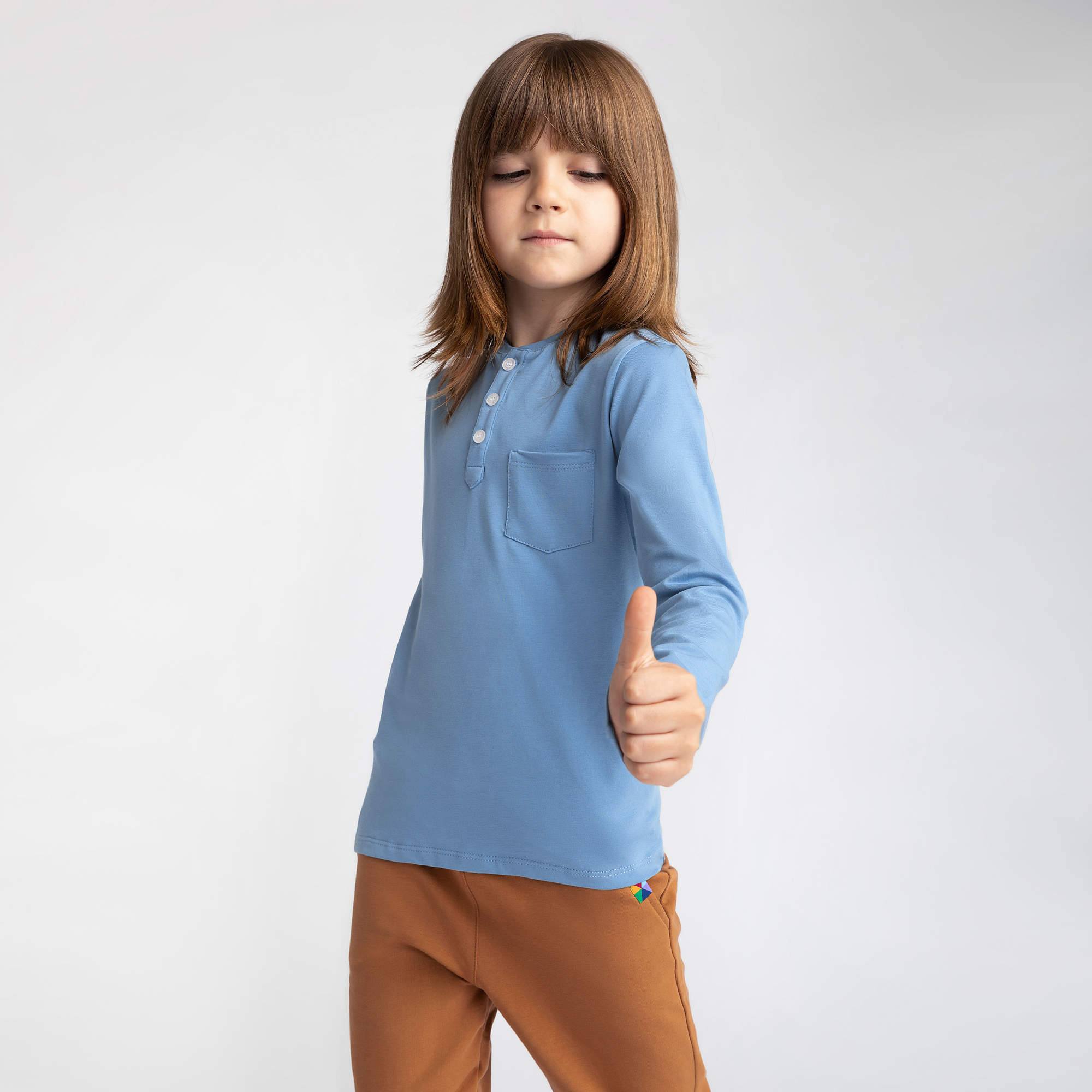 Błękitna koszulka henley