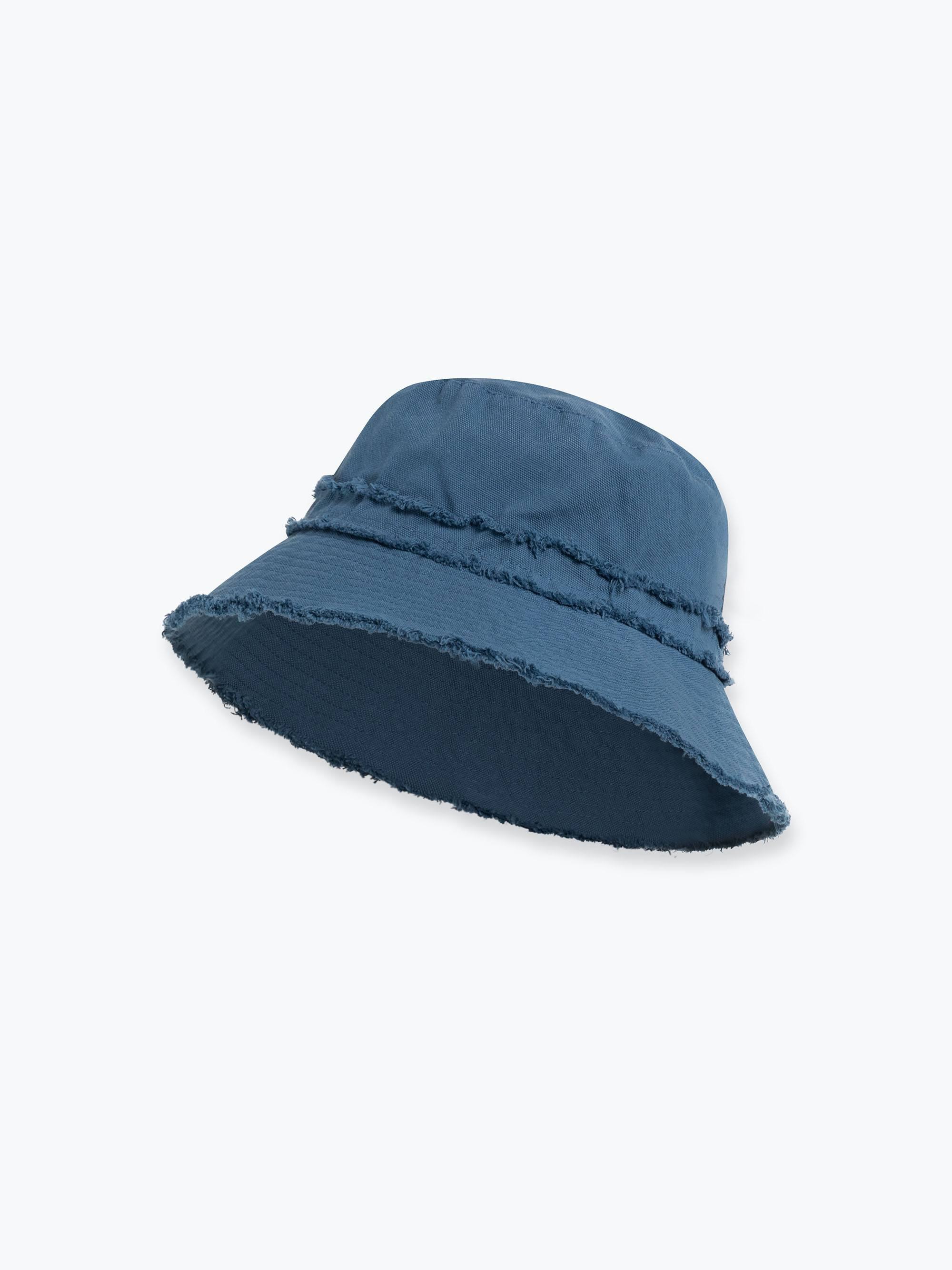 Niebieski kapelusz bucket z grubszej tkaniny