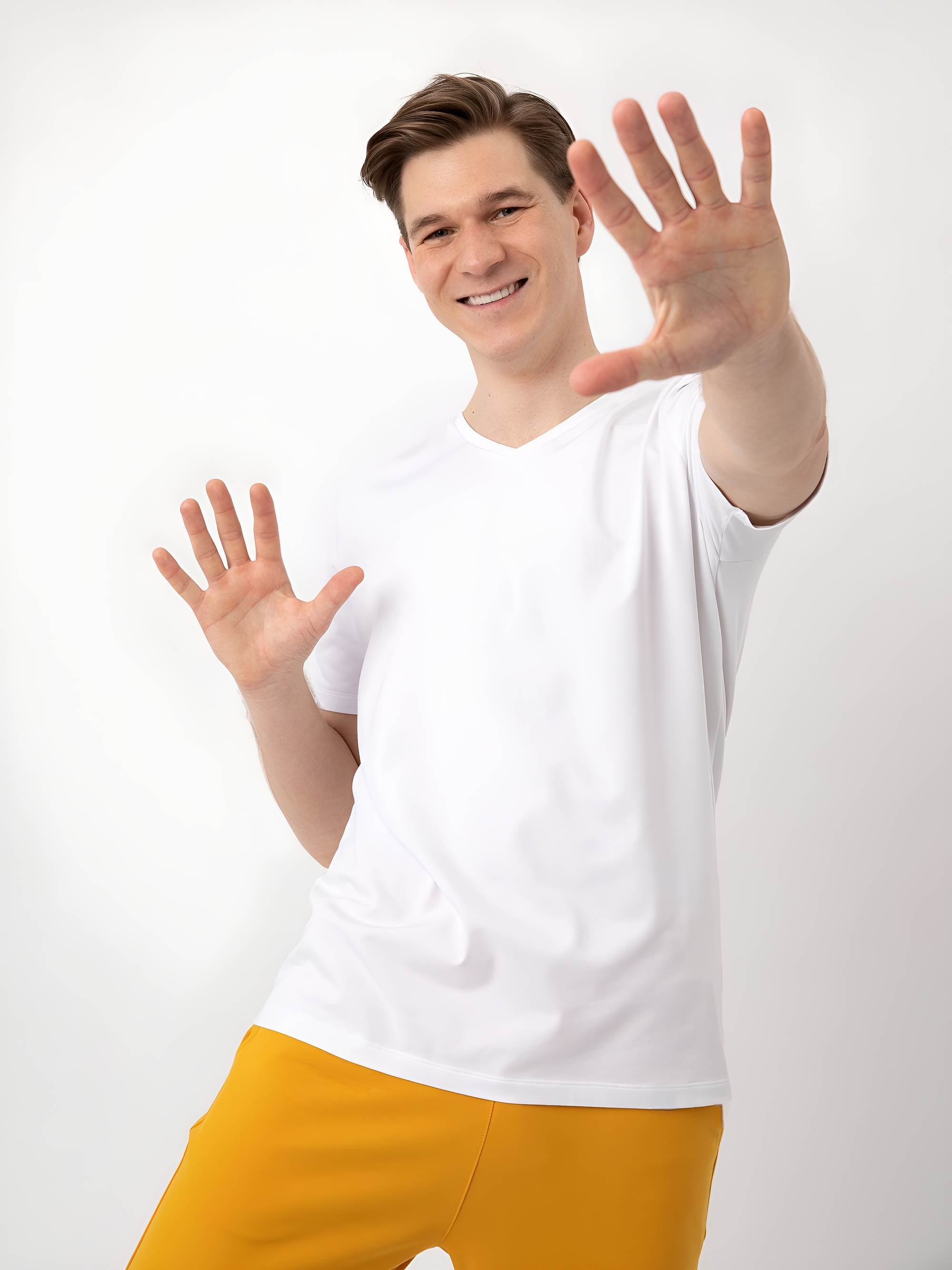 Biały t-shirt w serek męski