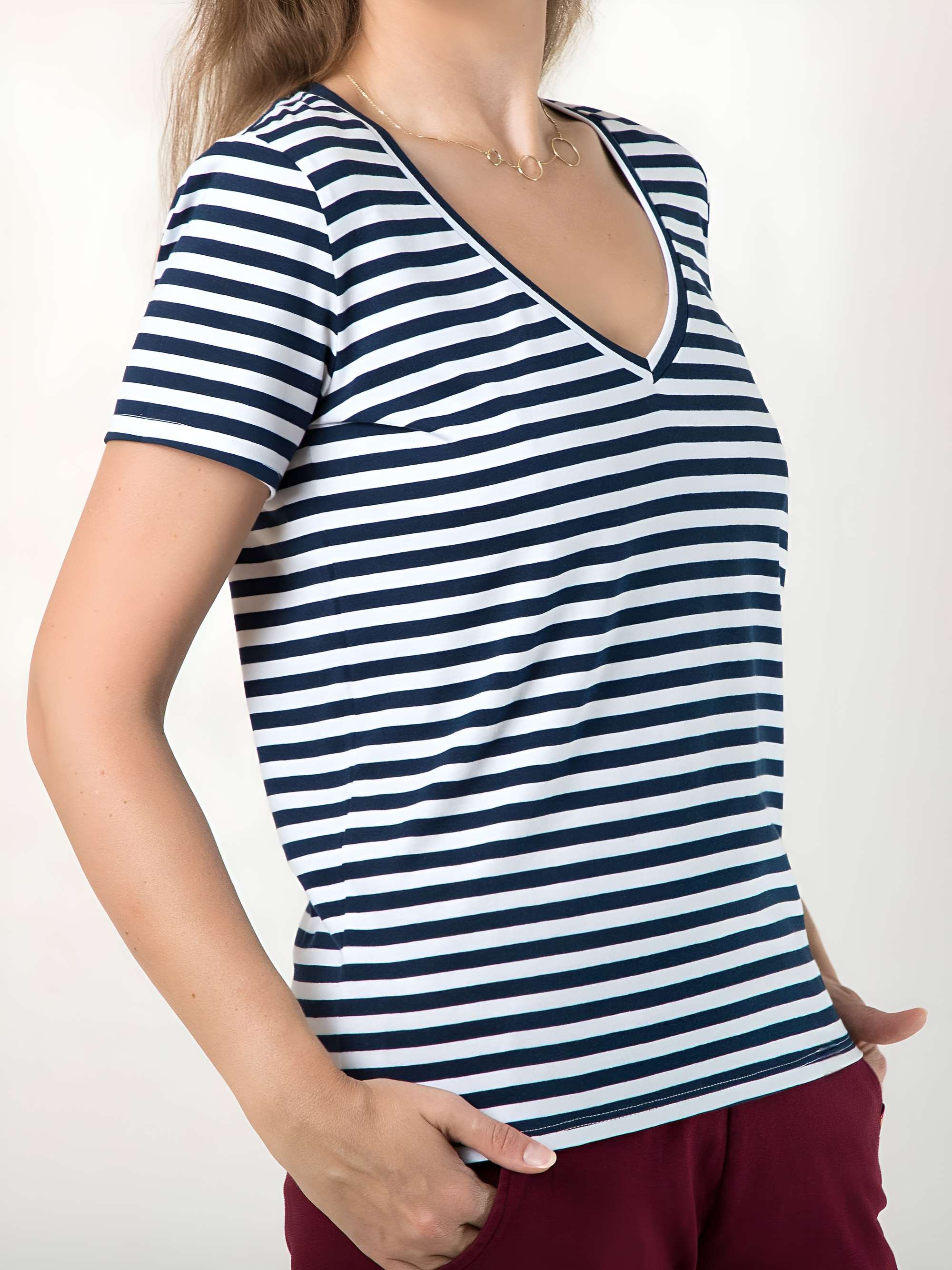 Granatowy T-shirt damski w paski