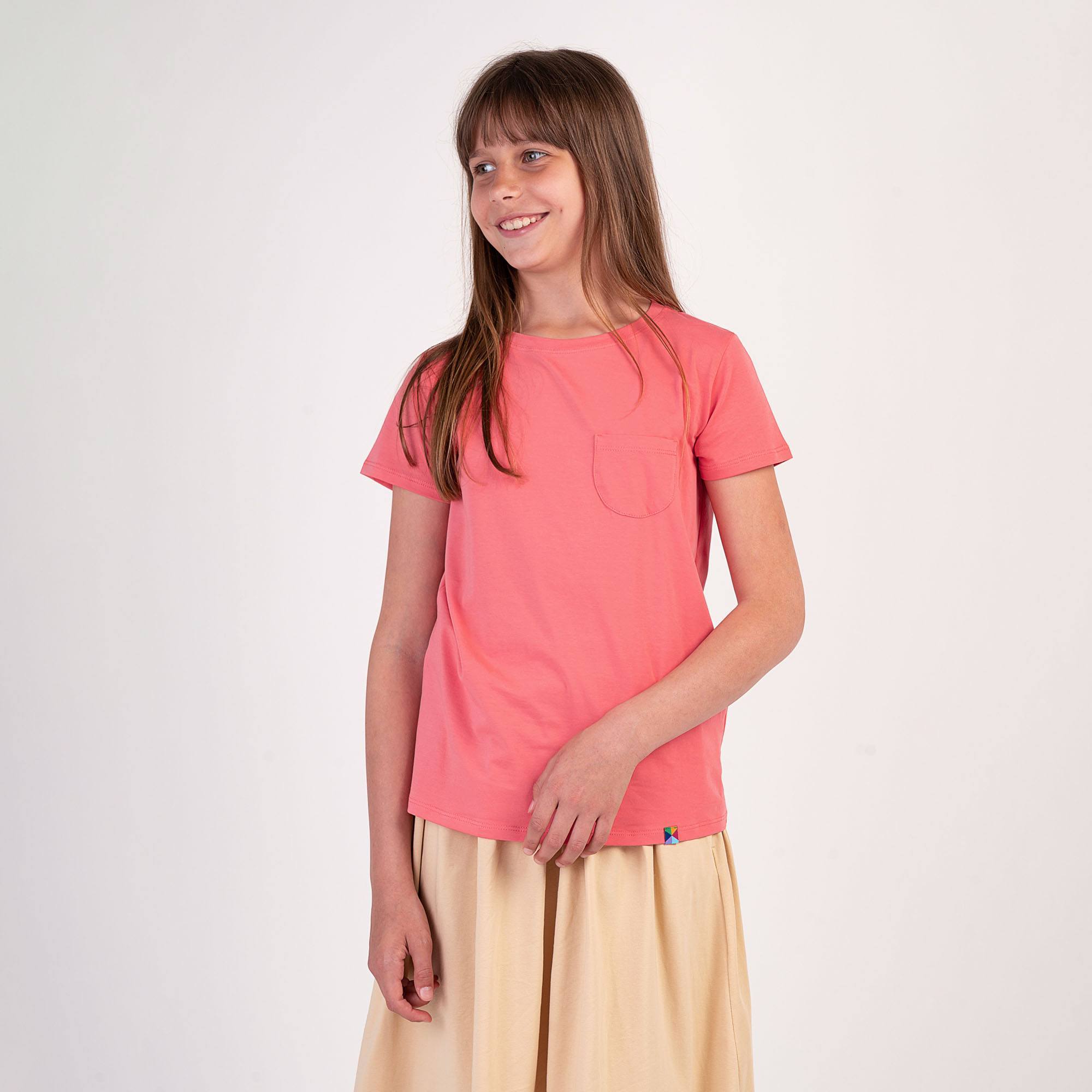 Koralowy T-shirt z kieszonką Junior