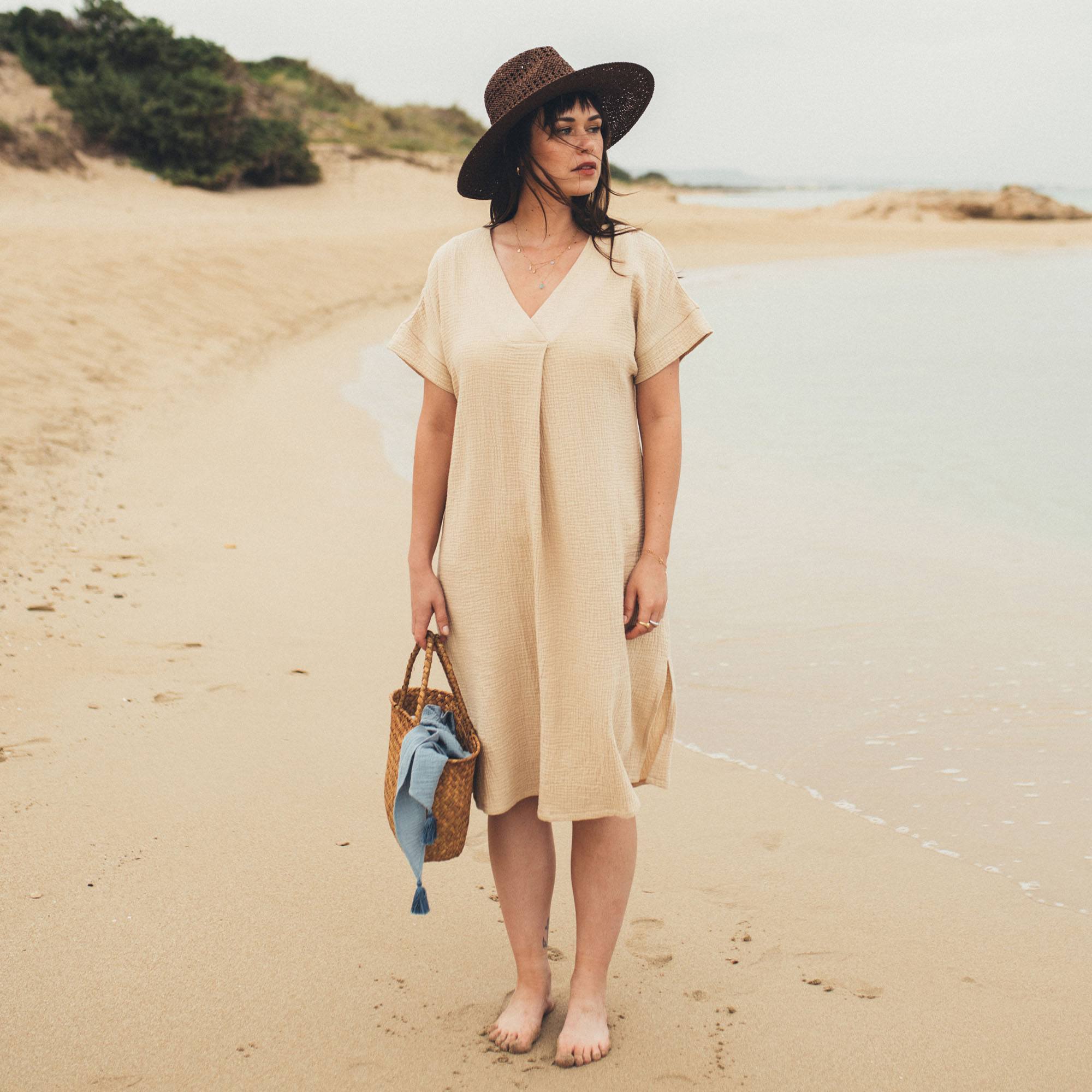 Beżowa luźna sukienka z muślinu damska