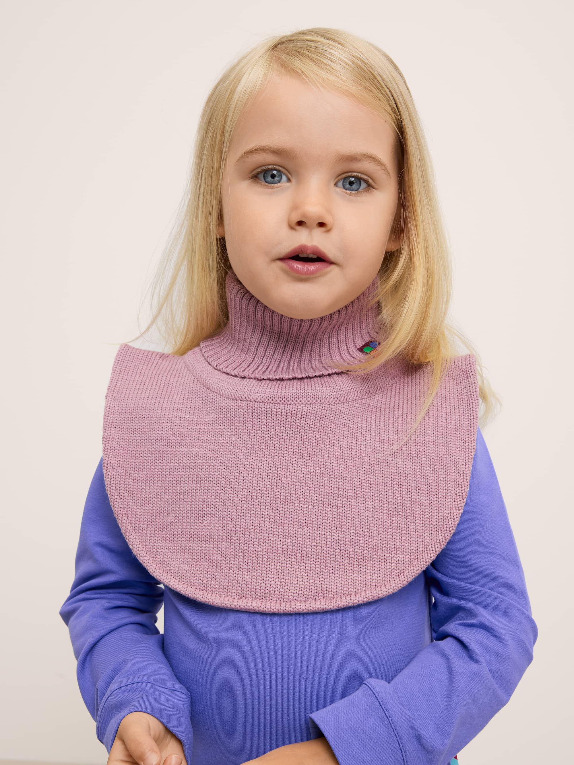 Brudnoróżowy golfik z wełny merino dziecięcy
