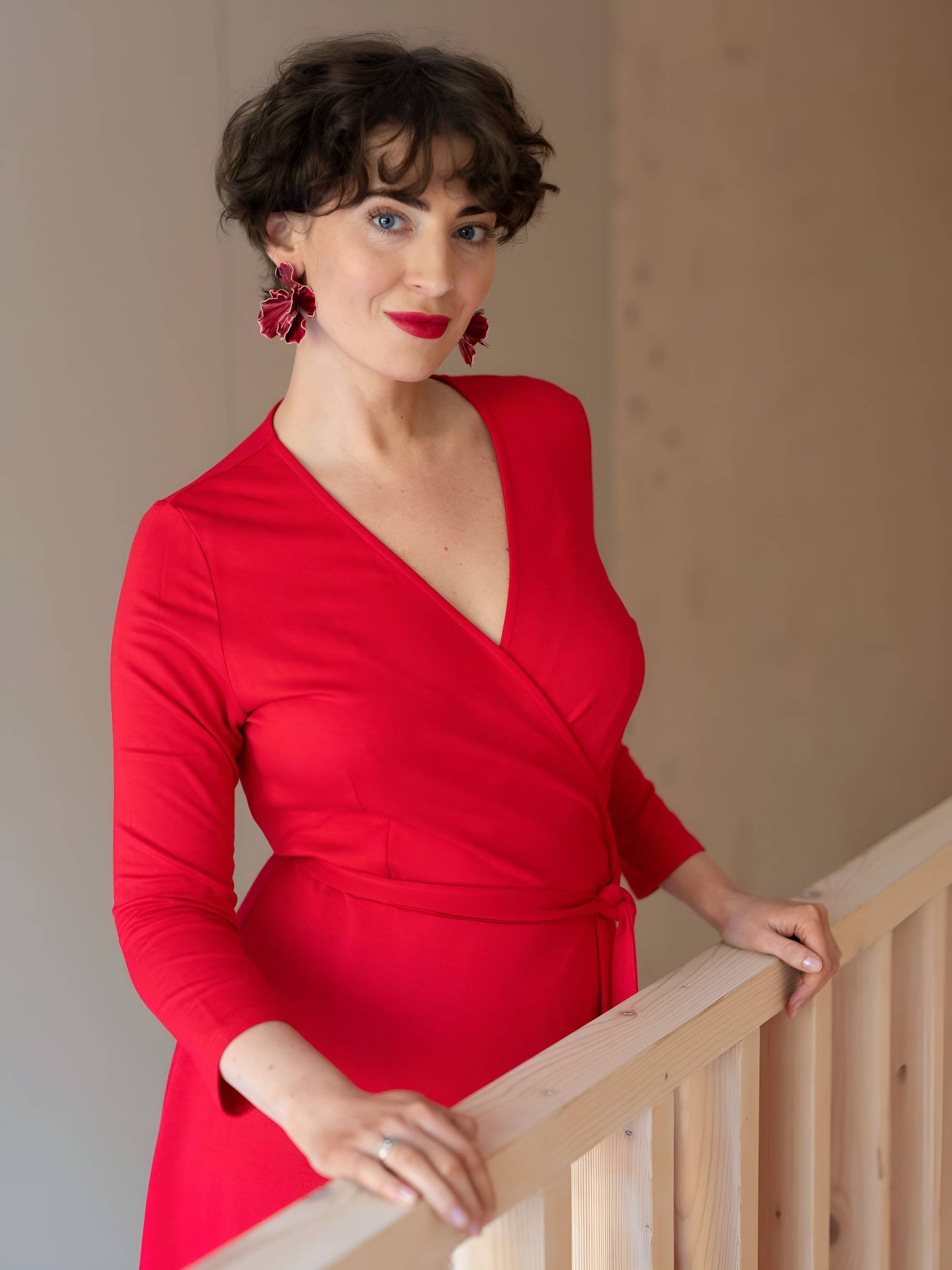 Czerwona sukienka kopertowa damska